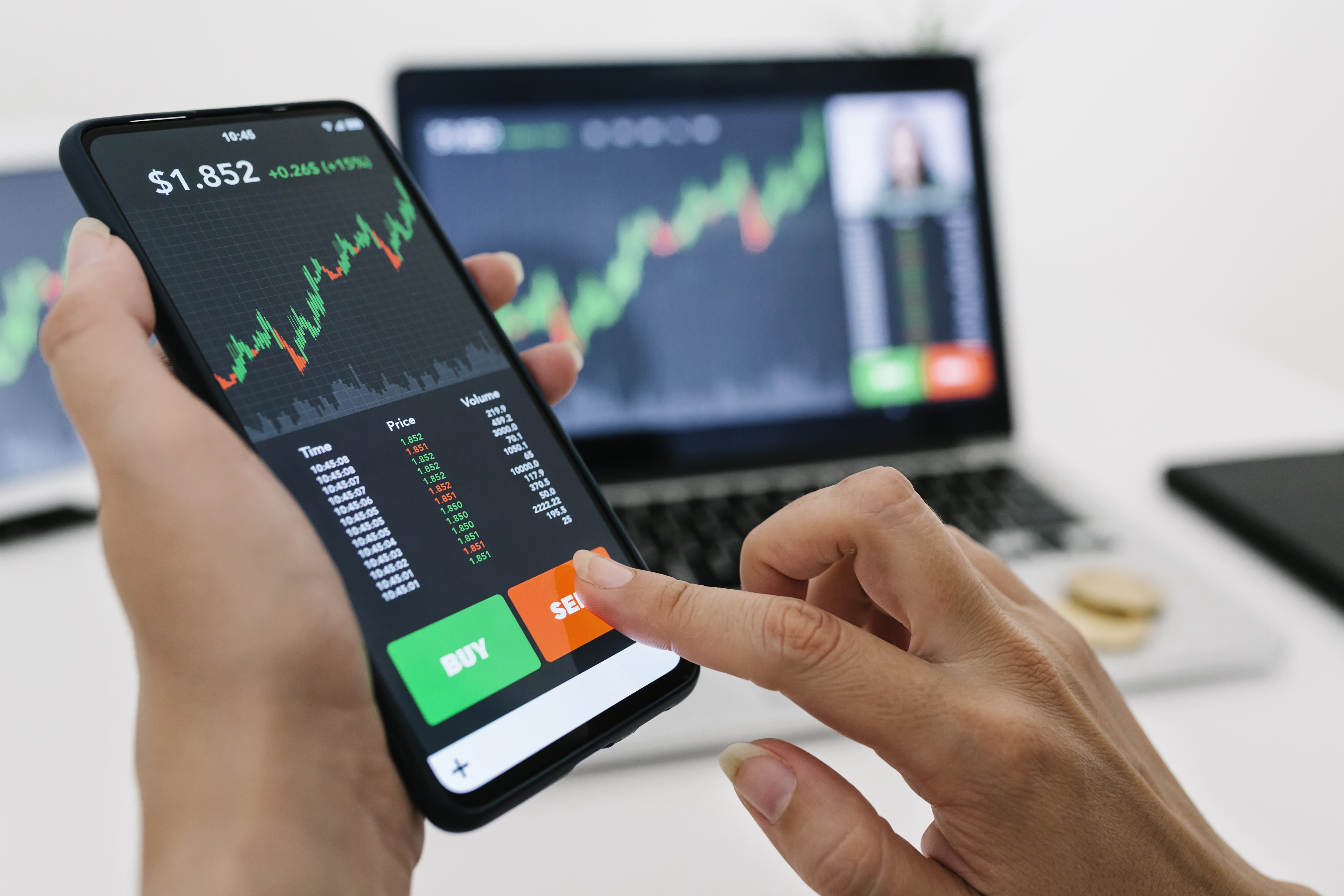 How to Invest in Stocks During a Market Rally Without Earning Any Capital Gains