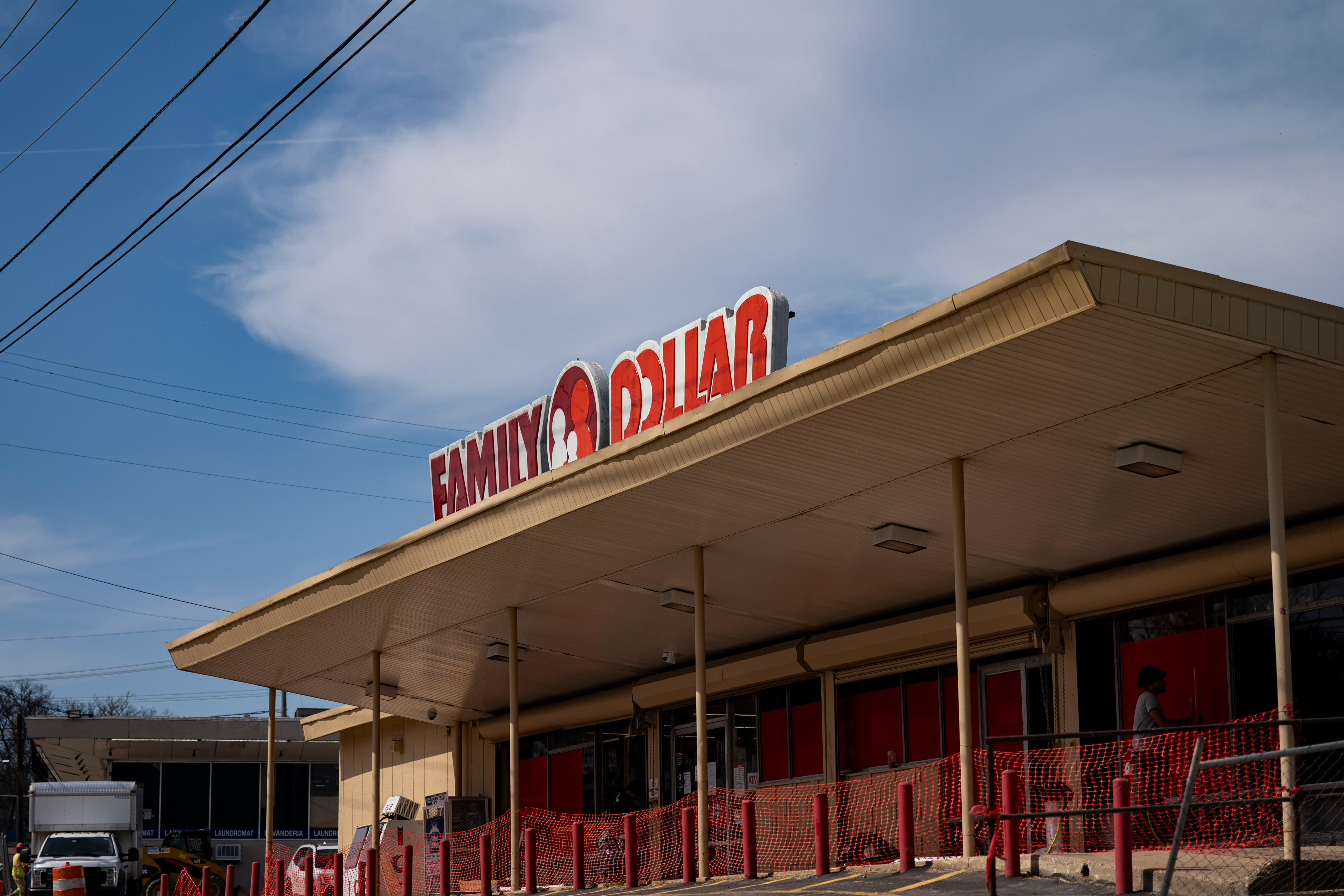 The dollar store in the United States is facing financial difficulties.