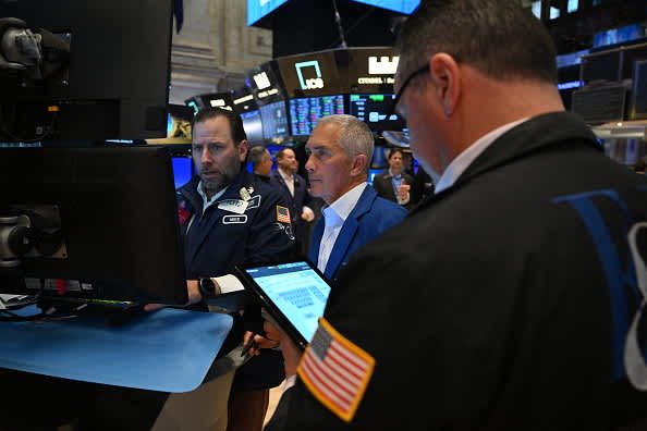 As investors anticipate crucial data and the Fed's comments in the upcoming week, treasury yields decline.