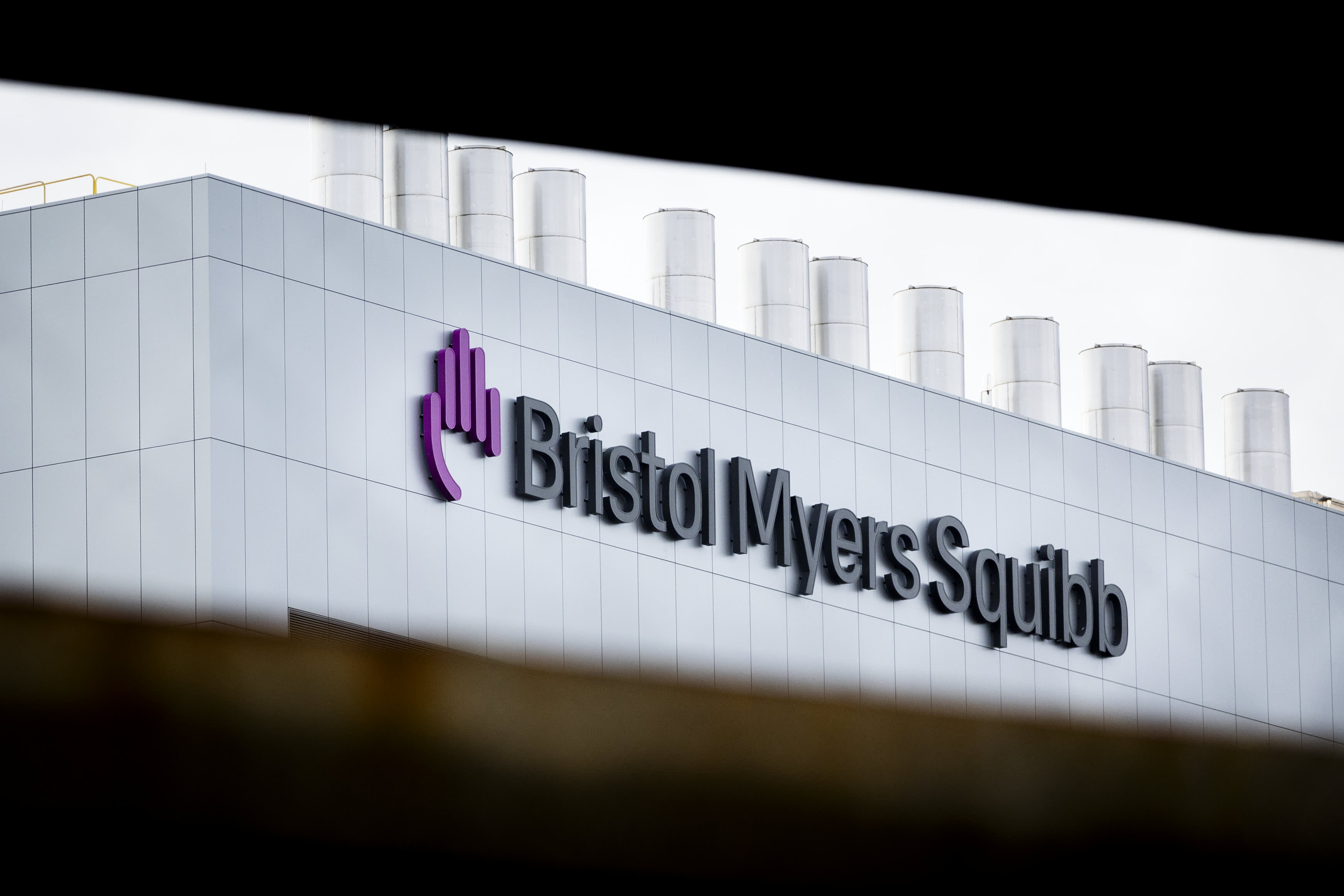 Bristol Myers Squibb surpasses earnings expectations and enhances its forecast after cutting expenses.