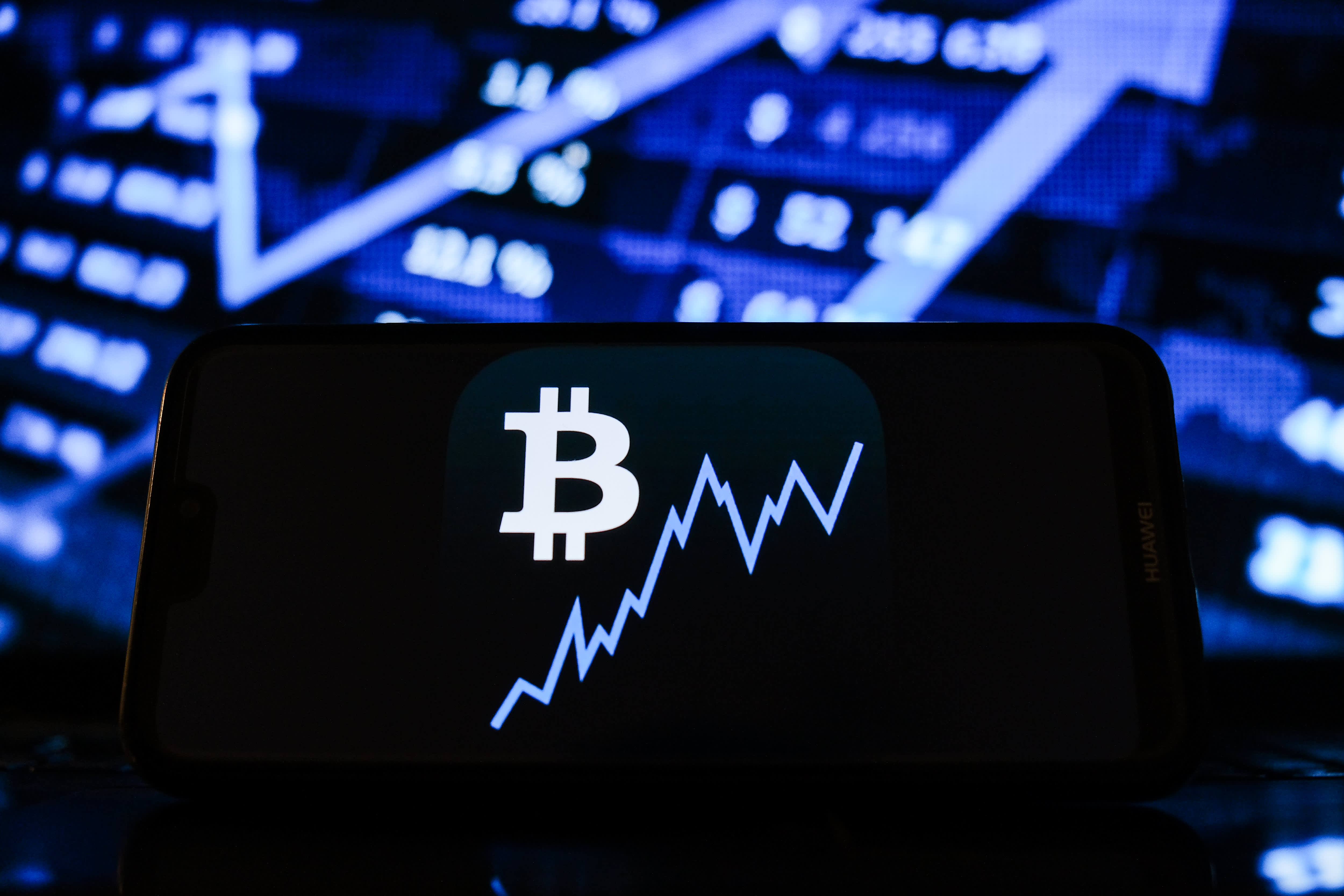 The price of Bitcoin surpasses a new record of $106,000, with investors anxiously anticipating the upcoming Fed decision.