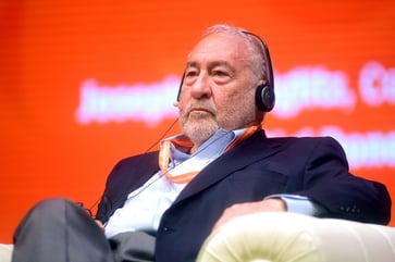 Joseph Stiglitz, a Nobel laureate, believes the Federal Reserve raised interest rates excessively and must now make significant reductions.