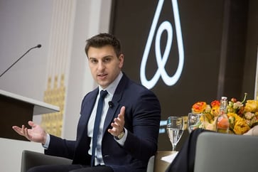 Airbnb surpasses earnings expectations and provides optimistic outlook.