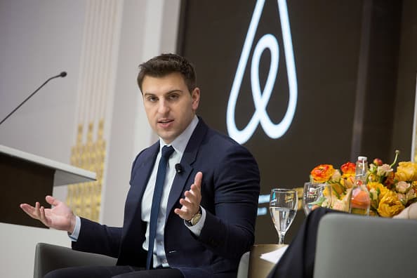 Airbnb surpasses earnings expectations and provides optimistic outlook.