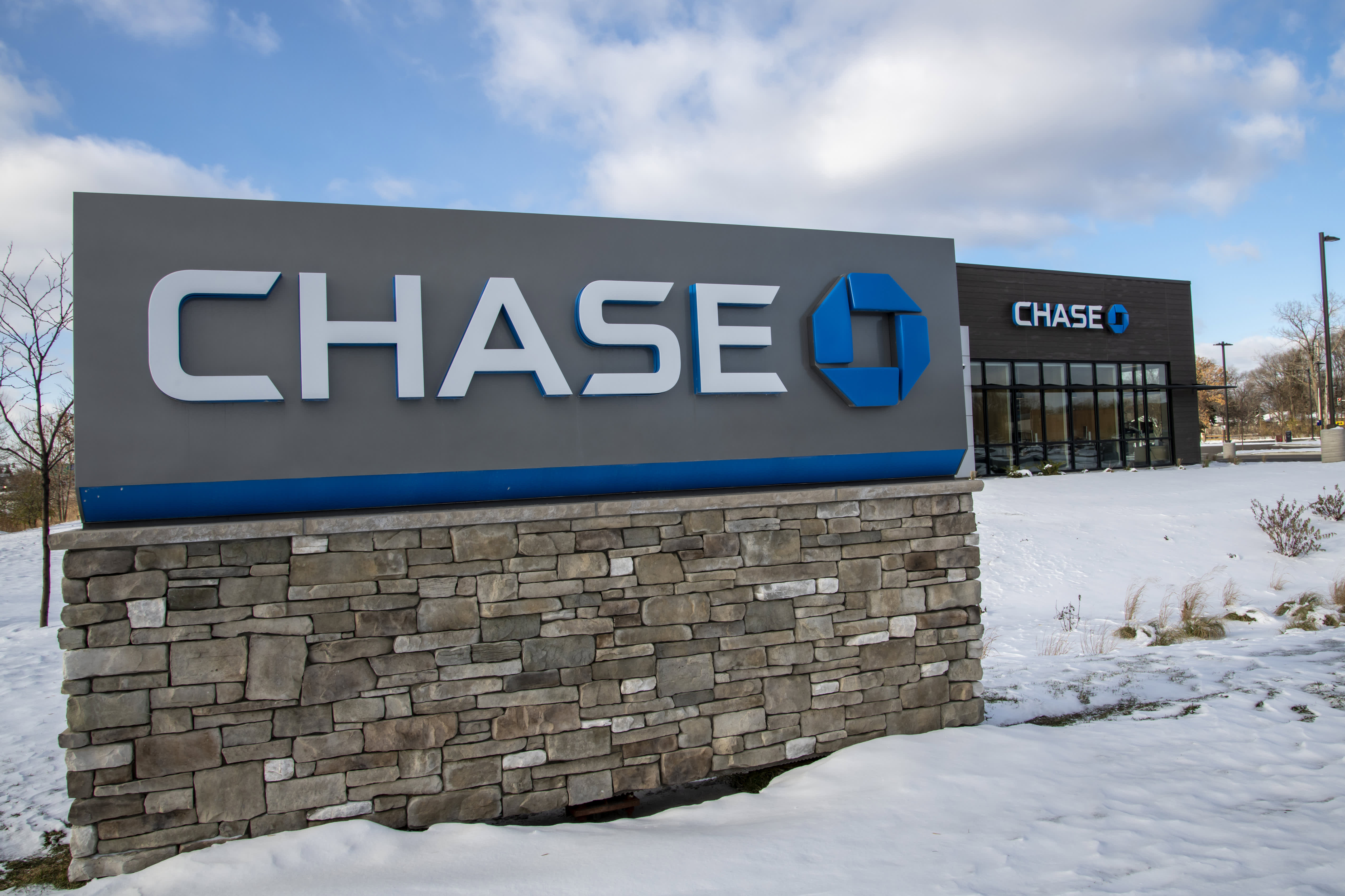 JPMorgan Chase is expanding its presence in small towns across middle America.