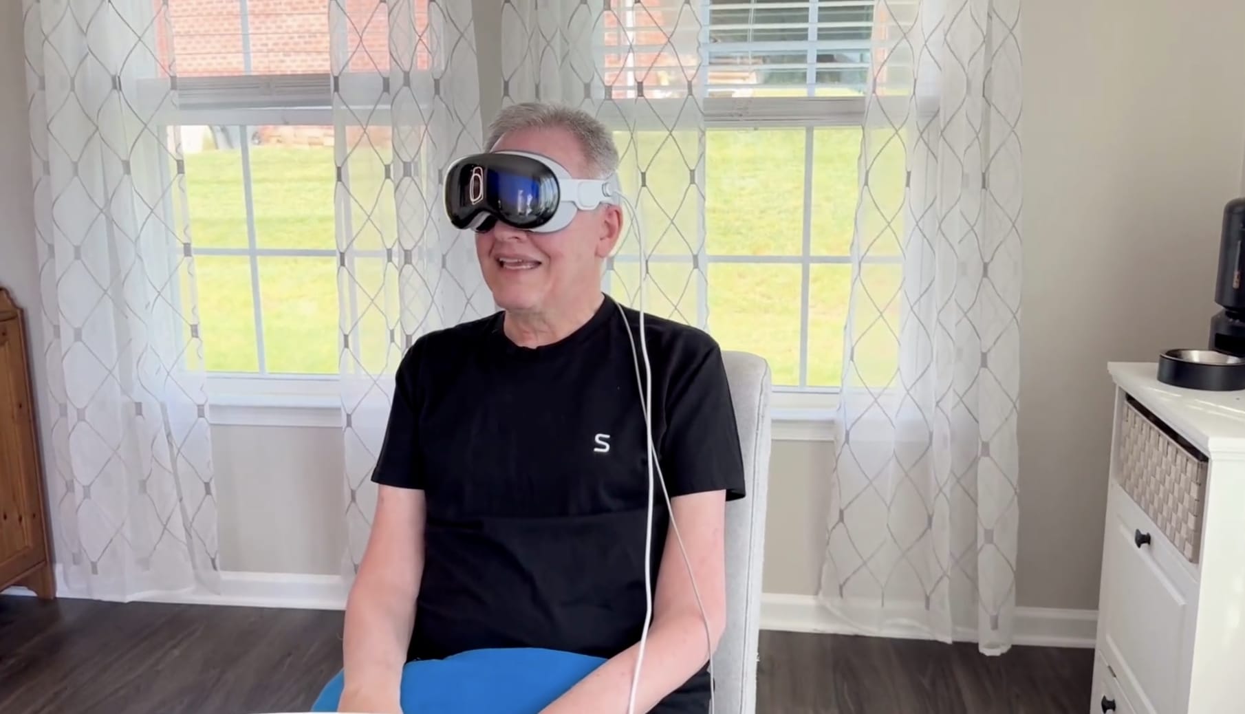 Synchron, a rival to Neuralink, enables patients to control Apple Vision Pro using their thoughts.