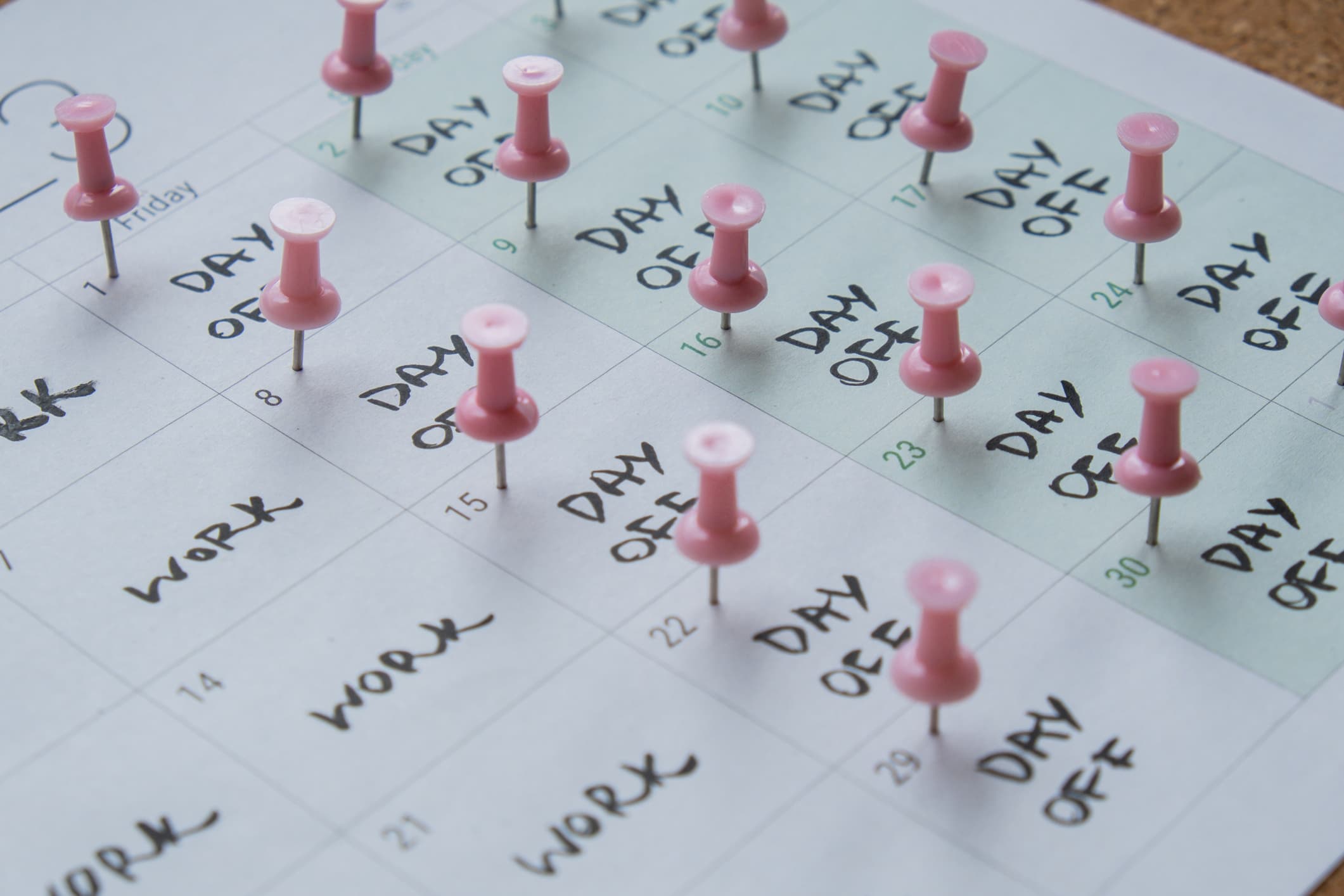 An expert's top 3 tips for a successful 4-day workweek transition.