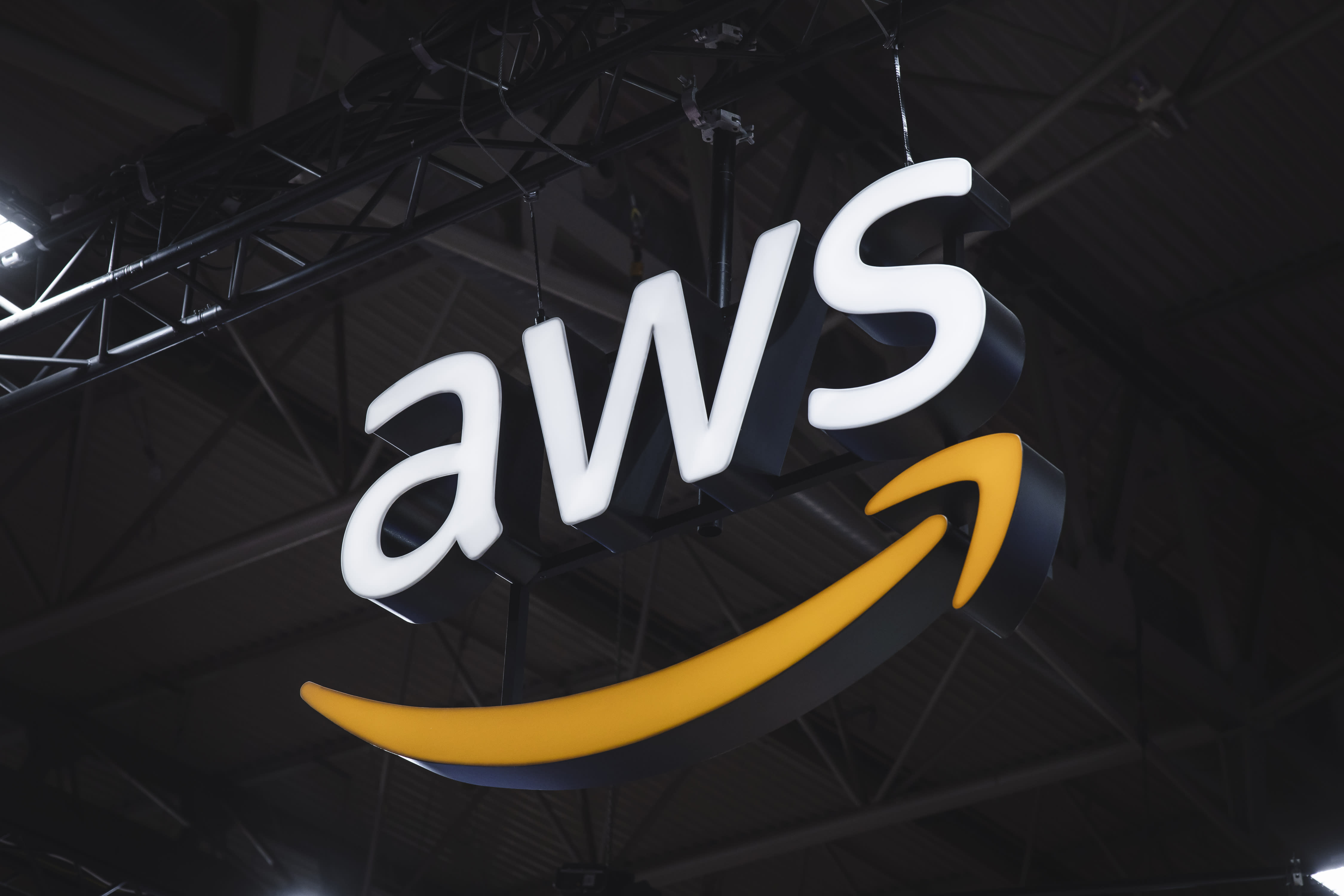 Amazon invests £8 billion in the UK to develop cloud and AI technology.