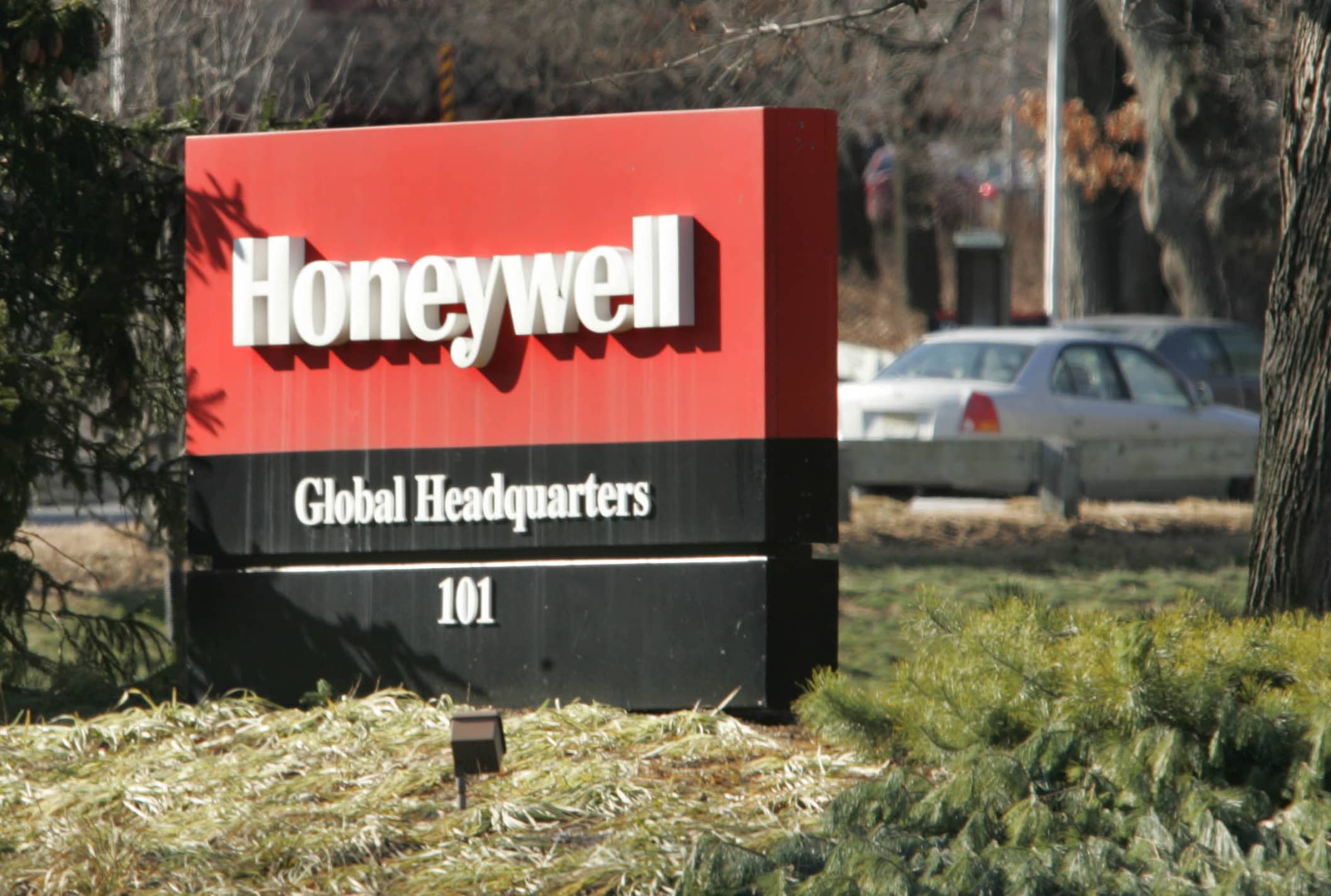 Honeywell stakeholder Elliott Management, with a $5 billion investment, seeks to split the company.