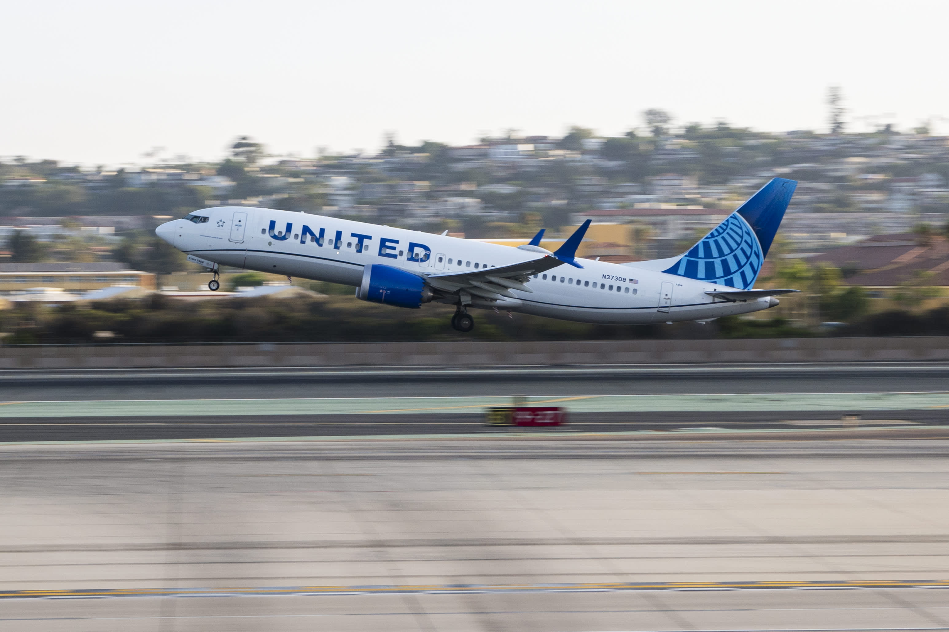 United Airlines Announces $1.5 Billion Share Buyback and Forecasts Fourth-Quarter Earnings Above Expectations