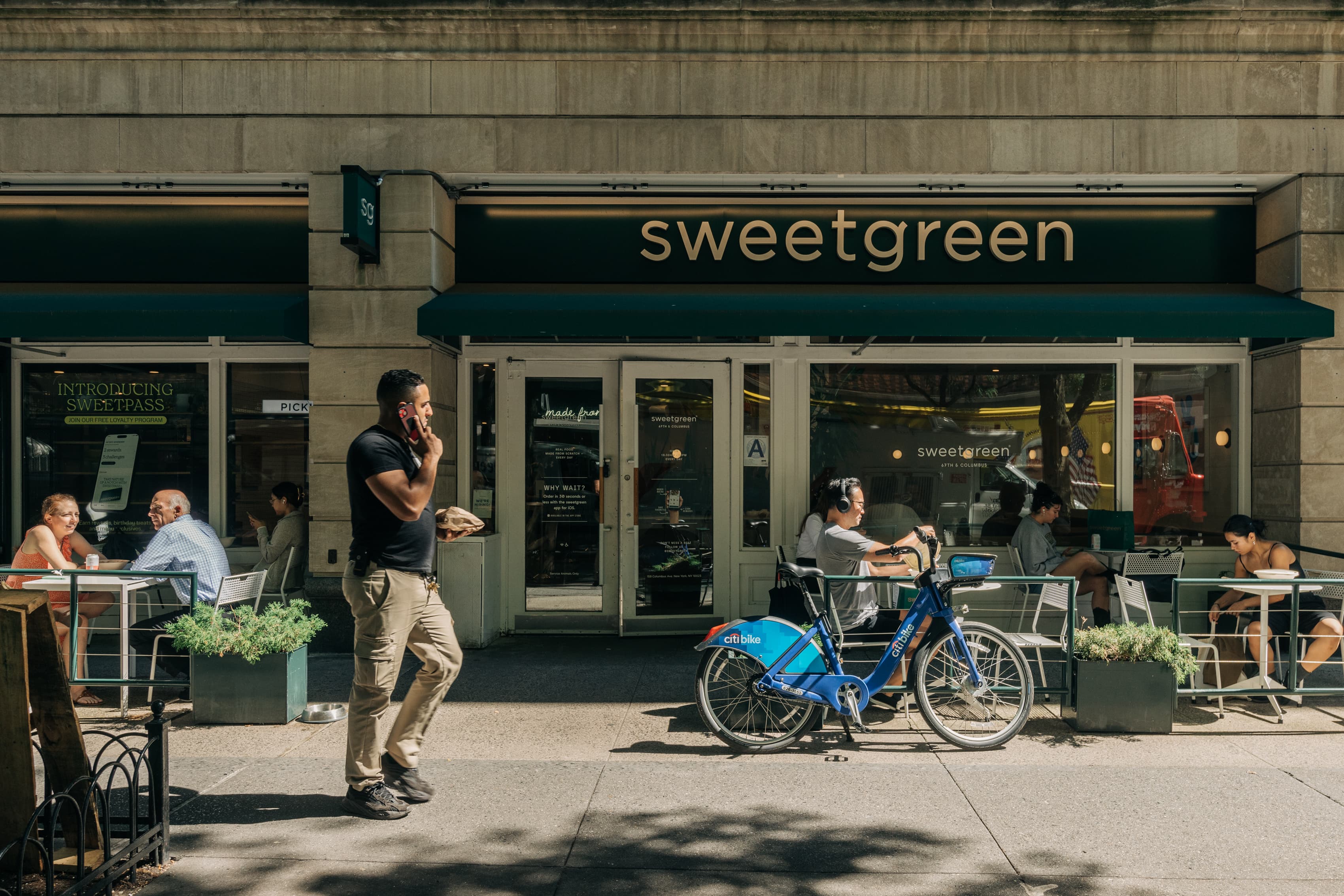 Sweetgreen's stock price surges 35% after the company exceeds revenue forecasts.