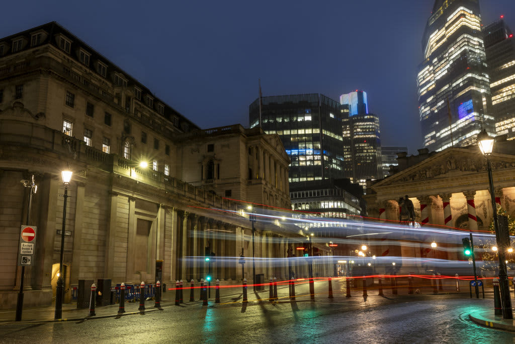 UK borrowing costs decrease, on track for first daily decline in 2025 due to decreased inflation concerns.