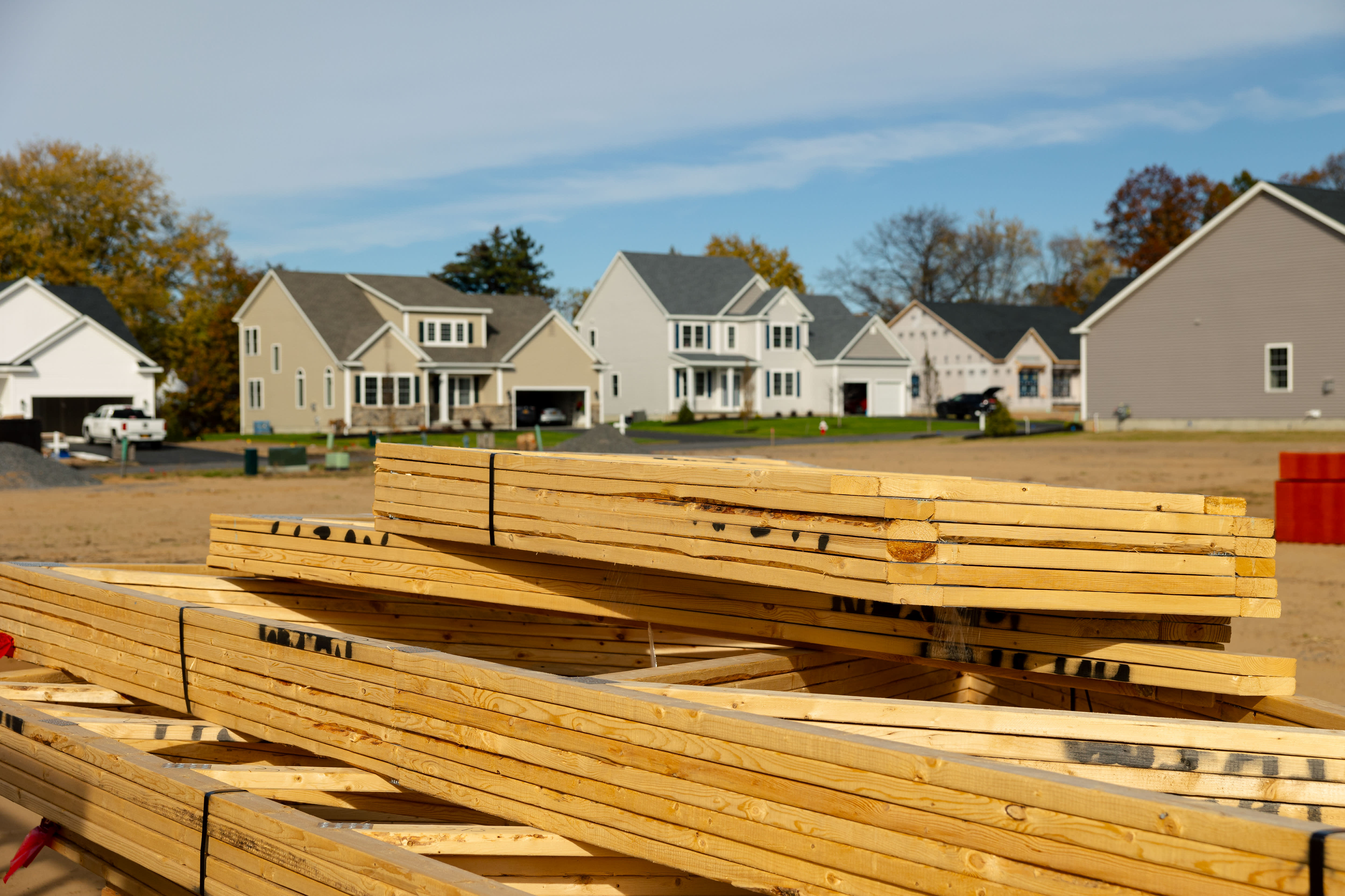 The demand for newly constructed homes decreases in April due to increasing prices and interest rates.