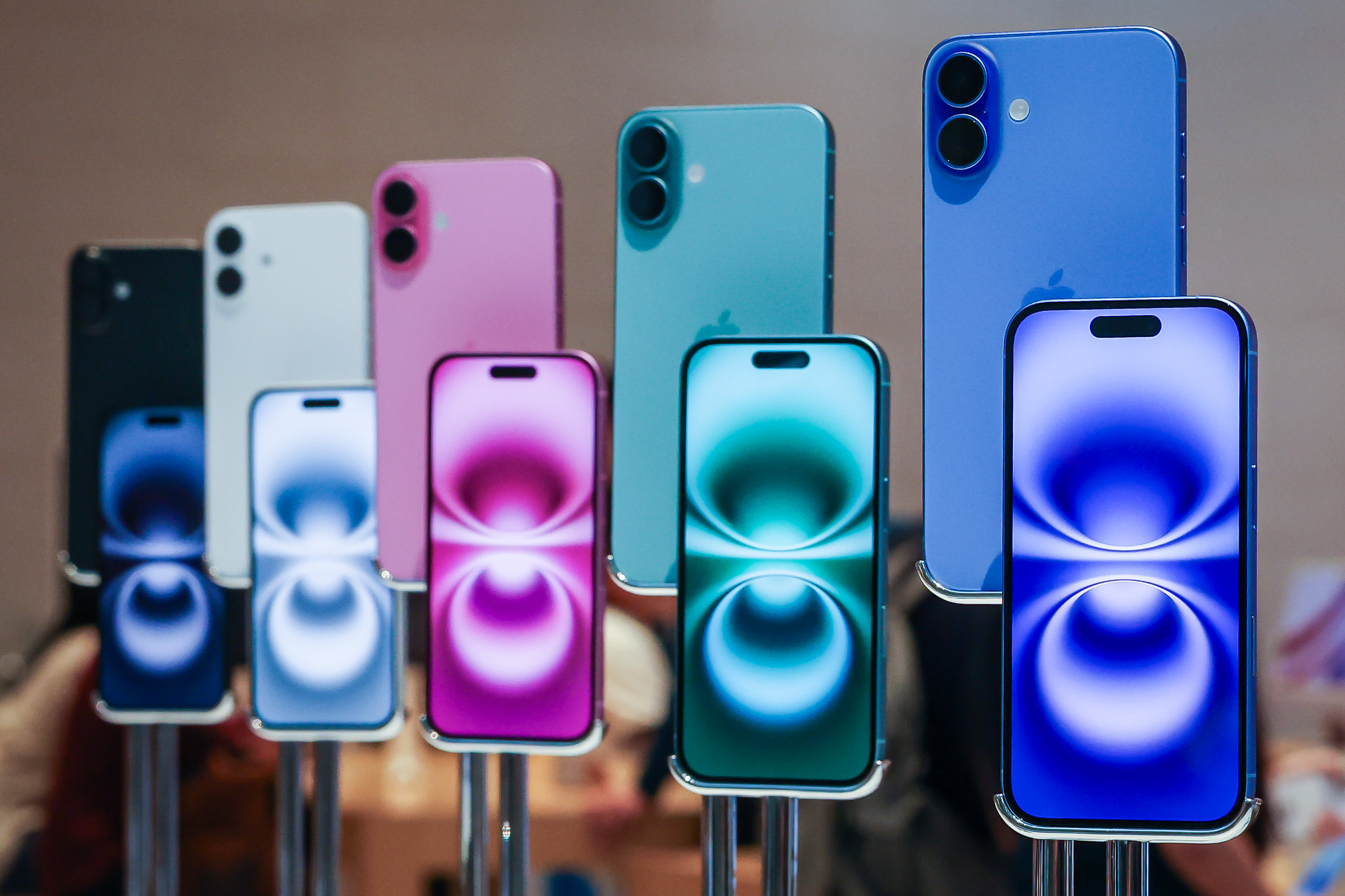 According to Apple analyst Kuo, the company reduced iPhone 16 orders by 10 million units.