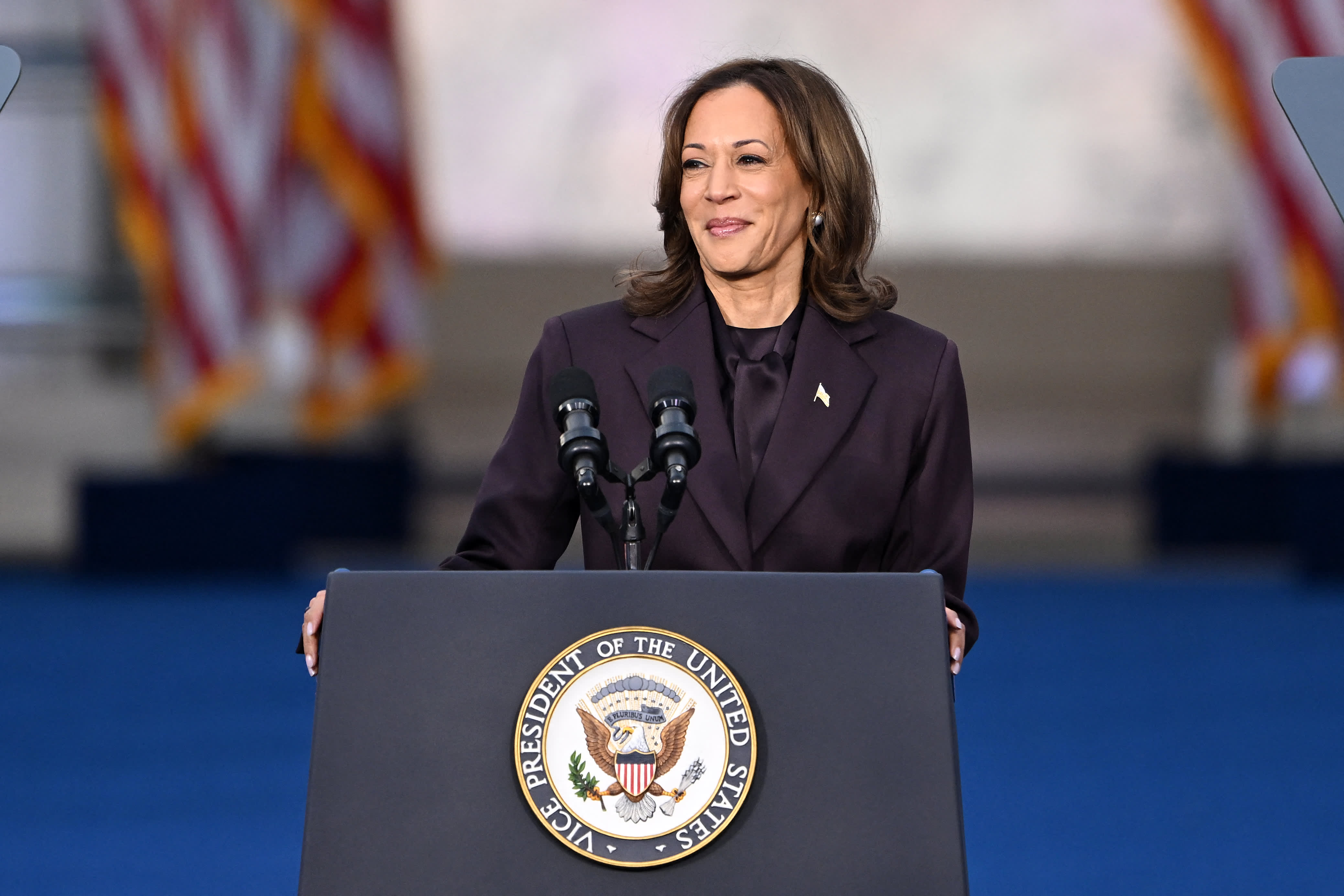 Harris pledges to peacefully transfer power after election results.