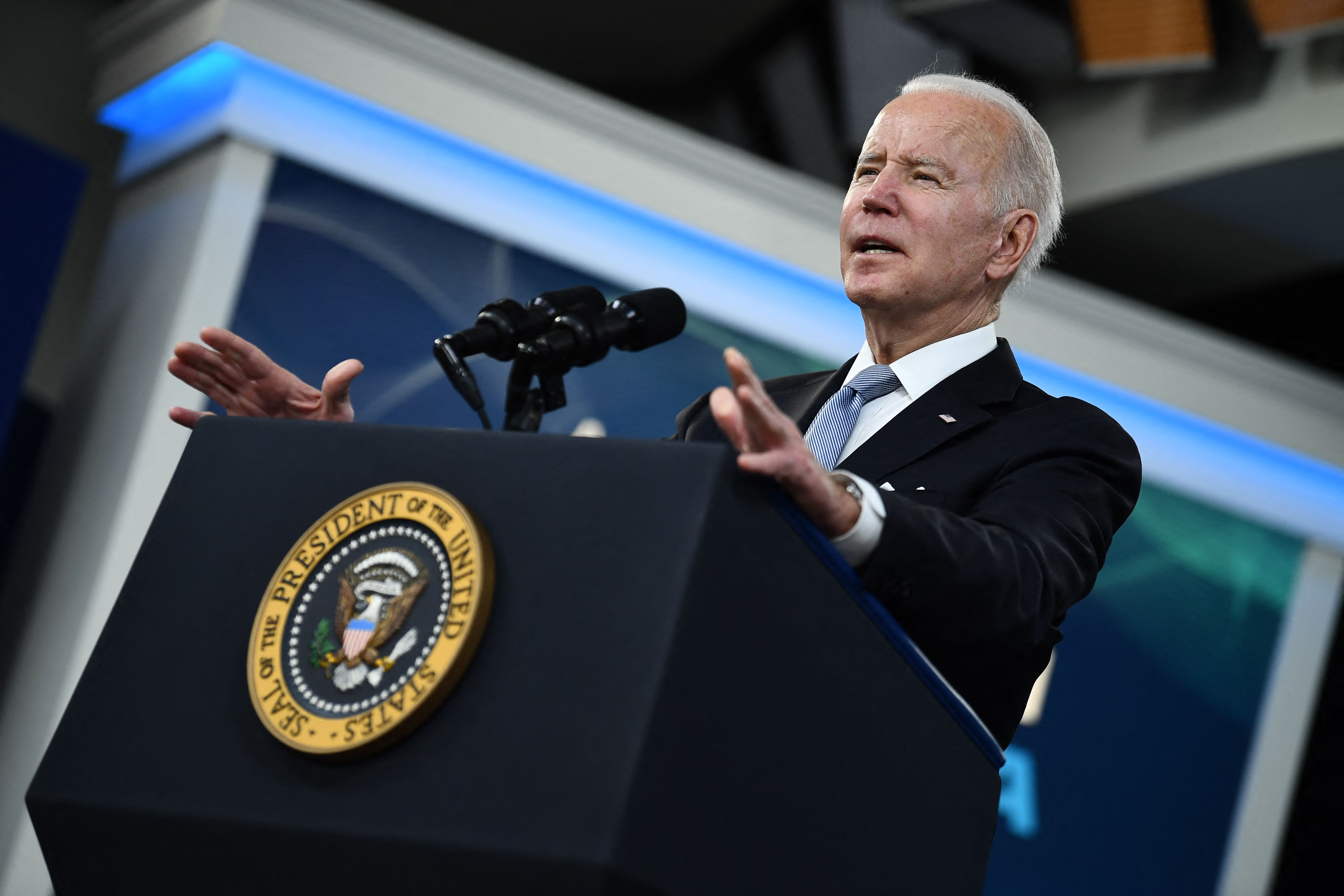 After another increase in prices, Biden announces slower inflation forecasts and highlights wage growth.