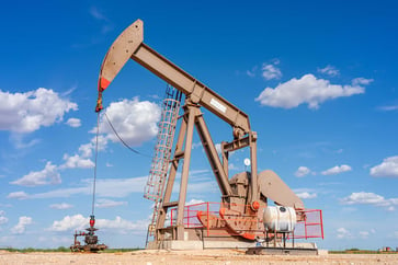 Carlyle's Jeff Currie believes that investors are significantly underestimating an oil surplus, according to a report.