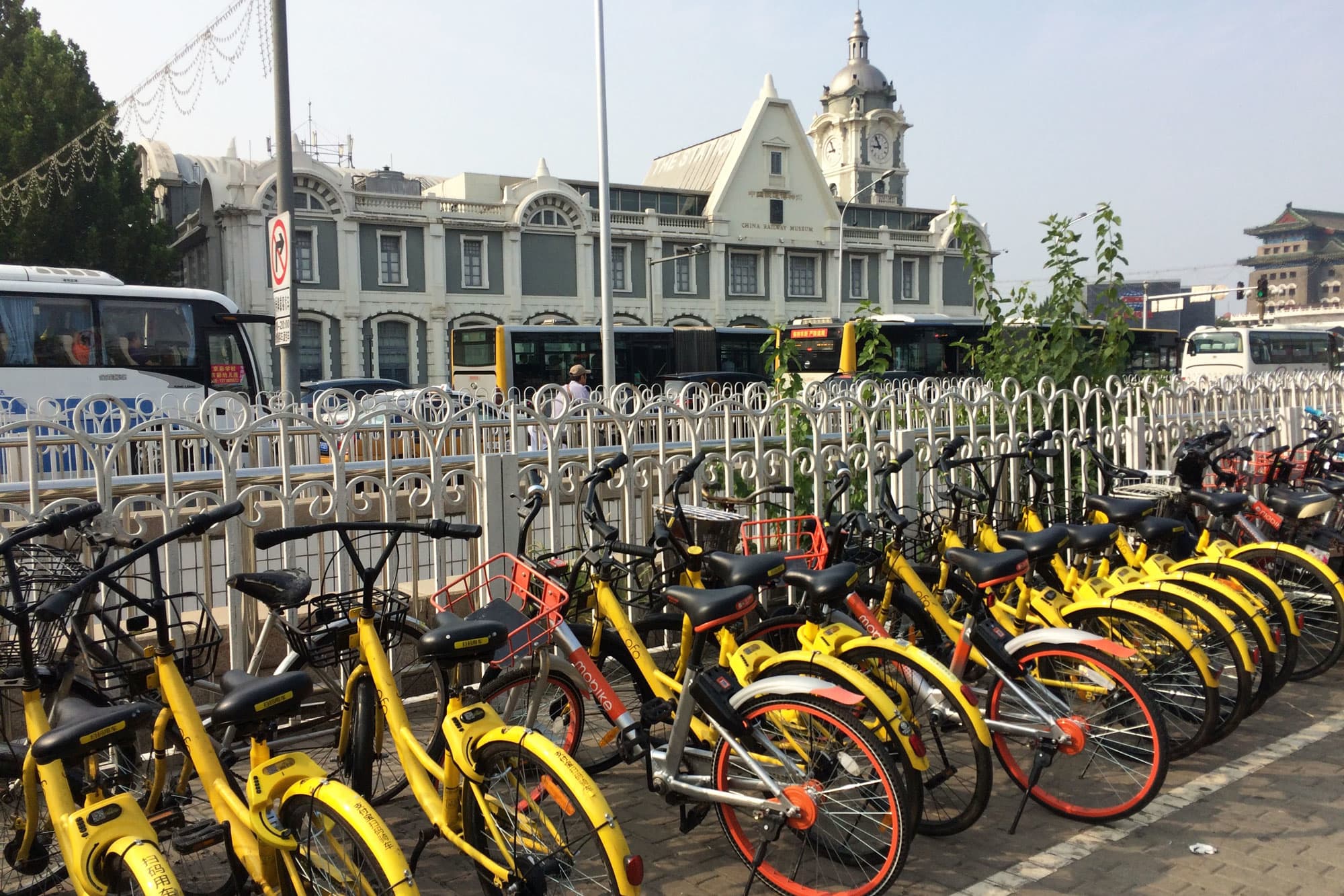 LimeBike, a bike-sharing company from Silicon Valley, is competing against China's dominant bike-sharing companies.
