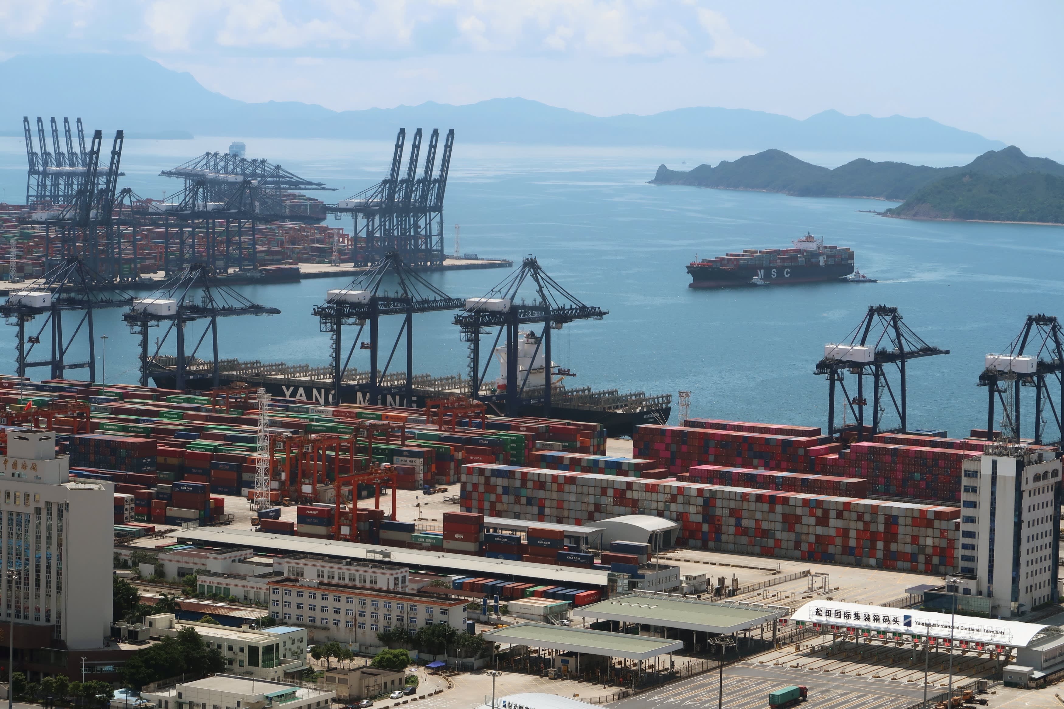 In August, China's exports increase by 8.7%, surpassing predictions.