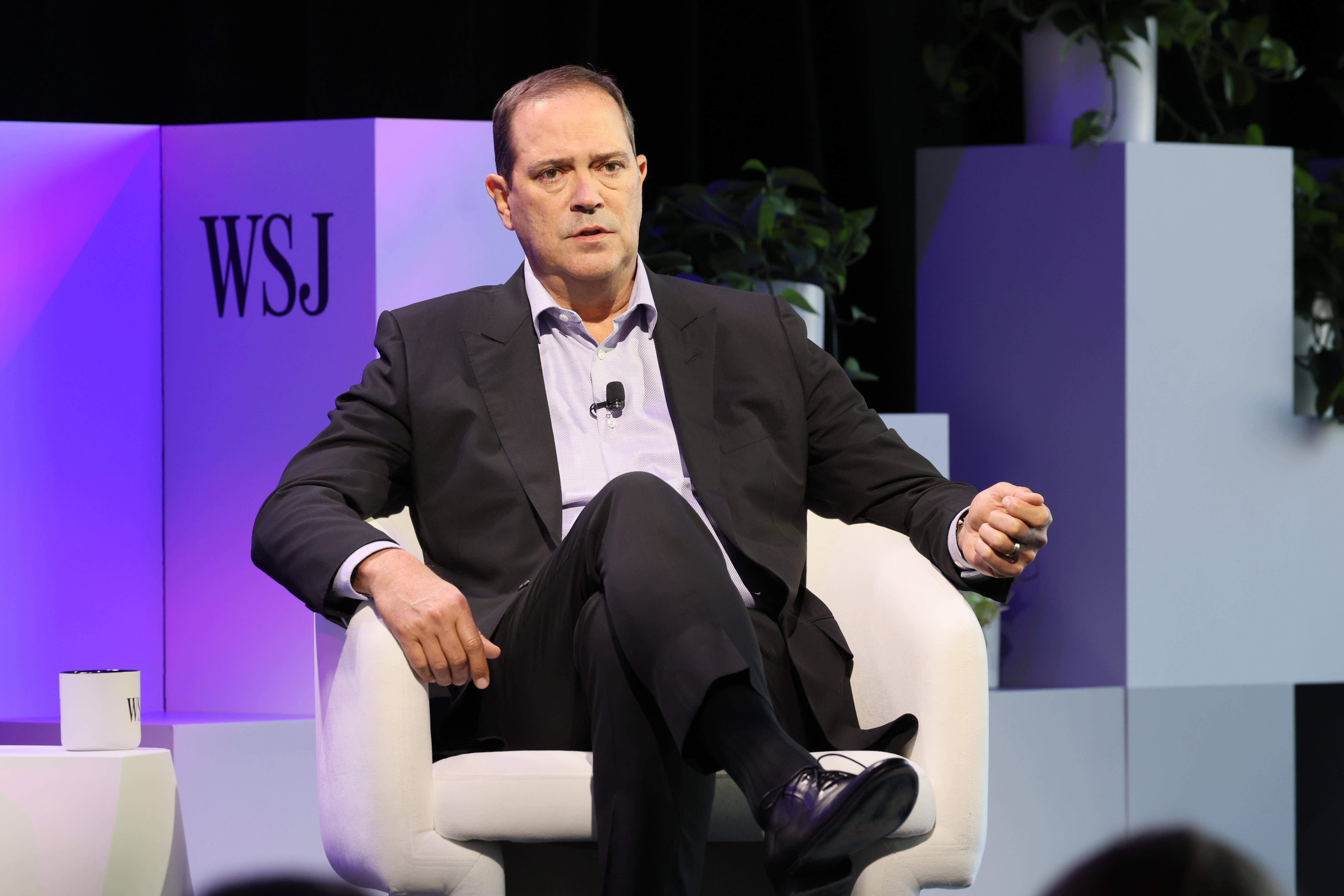 Cisco experiences fourth consecutive quarter of decreasing revenue.