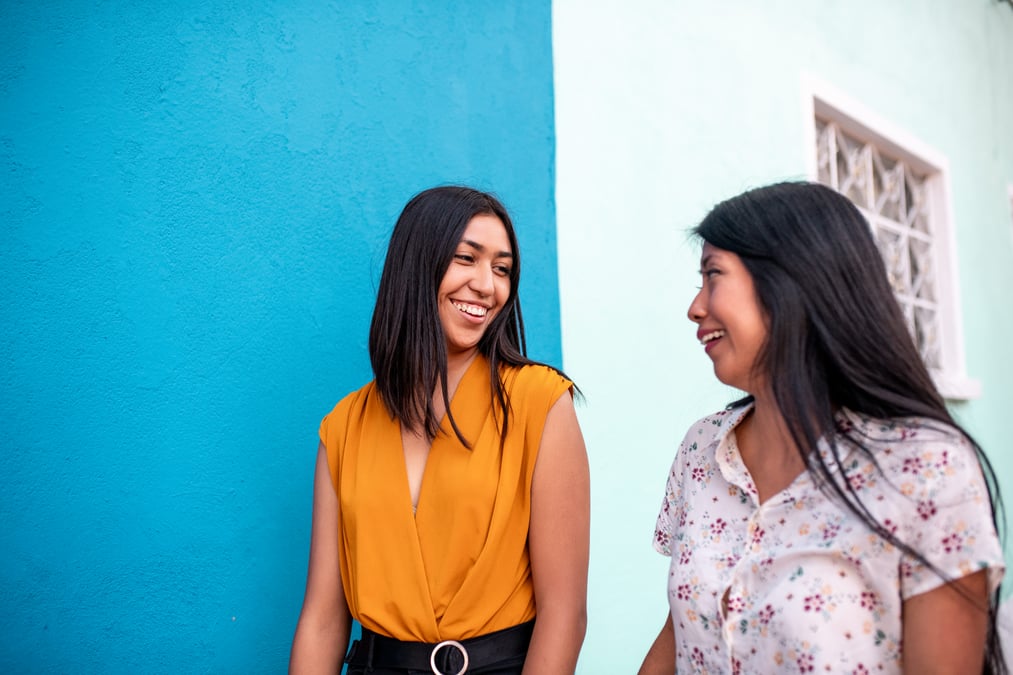 A Harvard-trained EQ expert shares three things emotionally intelligent people consistently do with their smartphones.