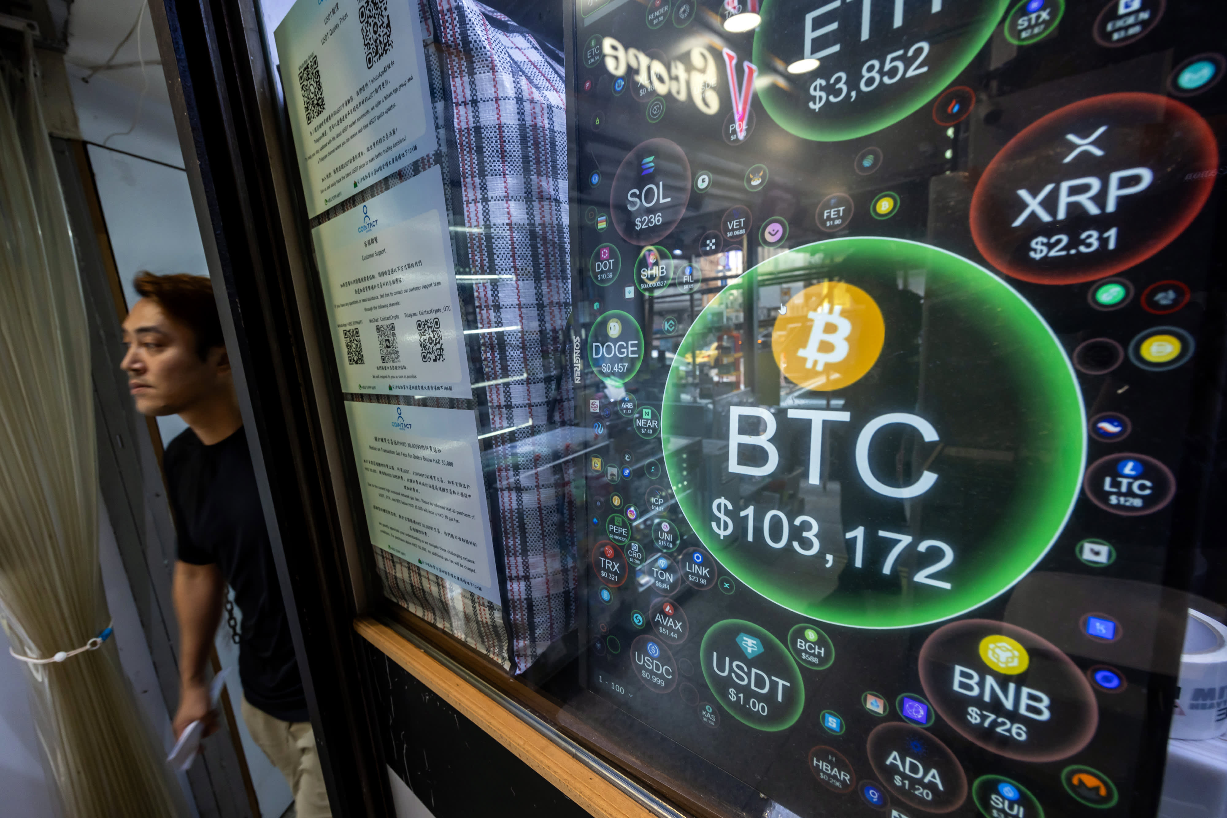 Despite the surge in crypto prices, financial advisors continue to hesitate to recommend investments in cryptocurrency.