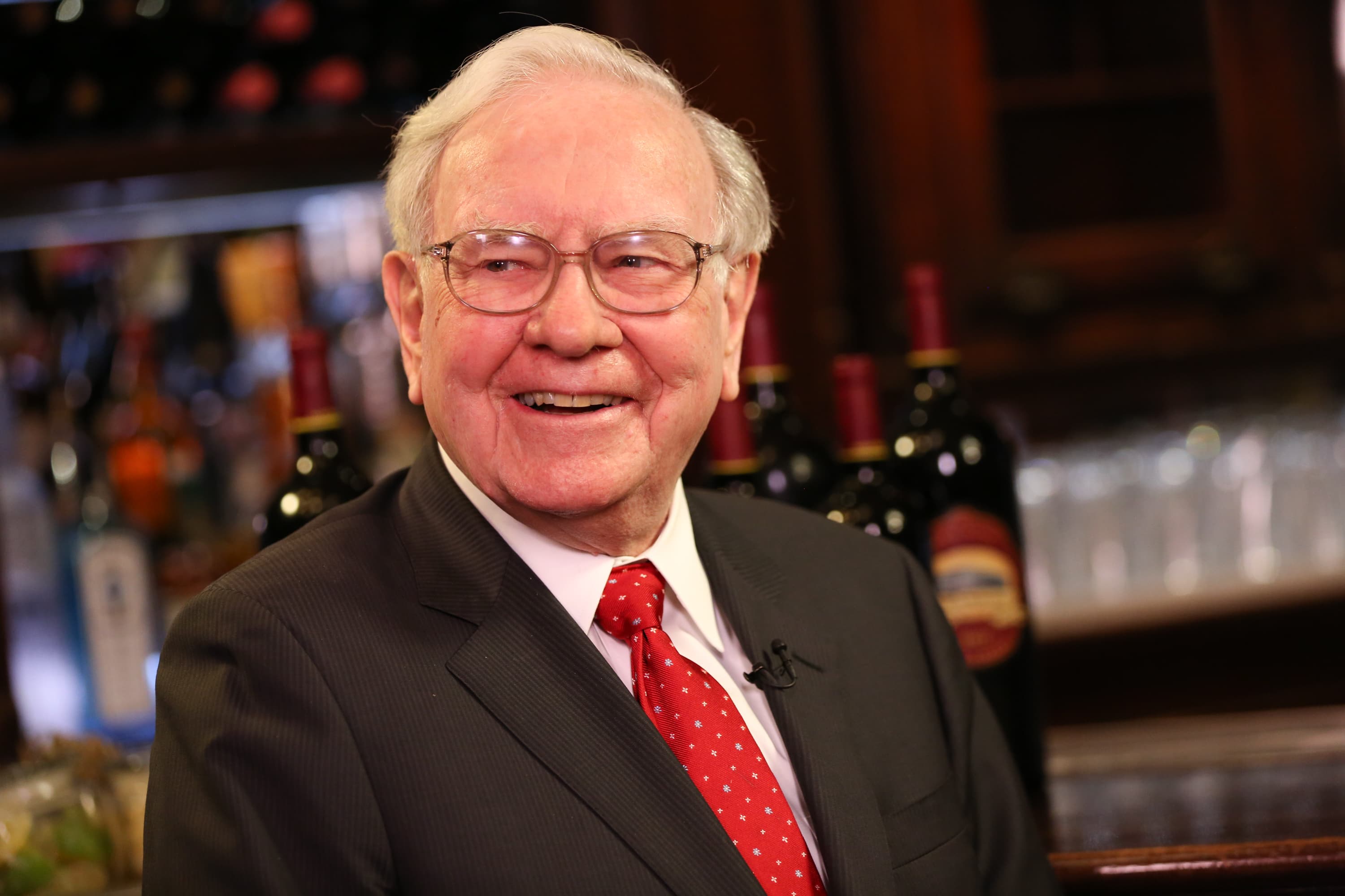 Experts evaluate the effectiveness of Warren Buffett's S&P 500 investment strategy.