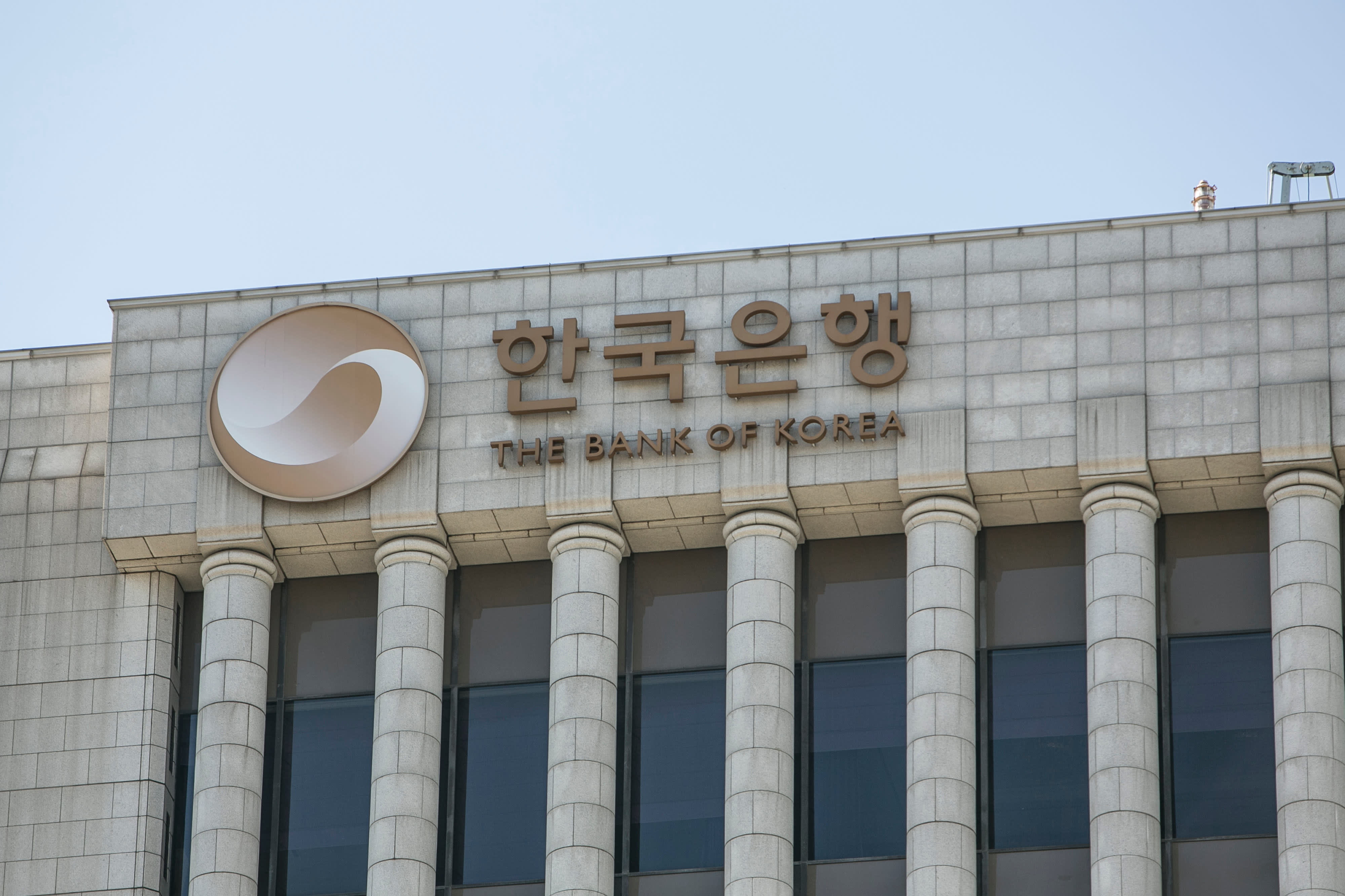 An emergency meeting is held at the Bank of Korea following the lifting of martial law by President Yoon.