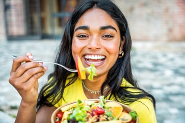 Nutritionists and dietitians have shared several tips for eating a healthy and long-lasting diet.