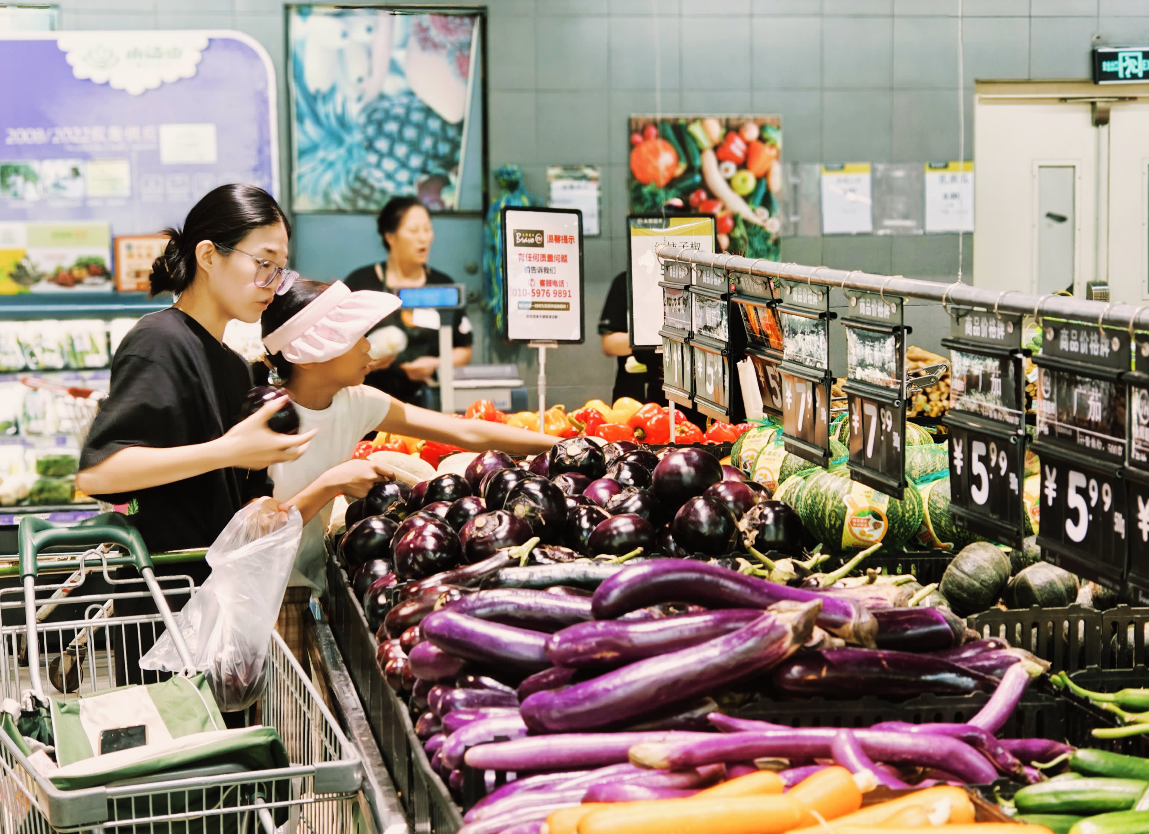 In August, China's consumer price index rises by 0.6%, falling short of predictions.