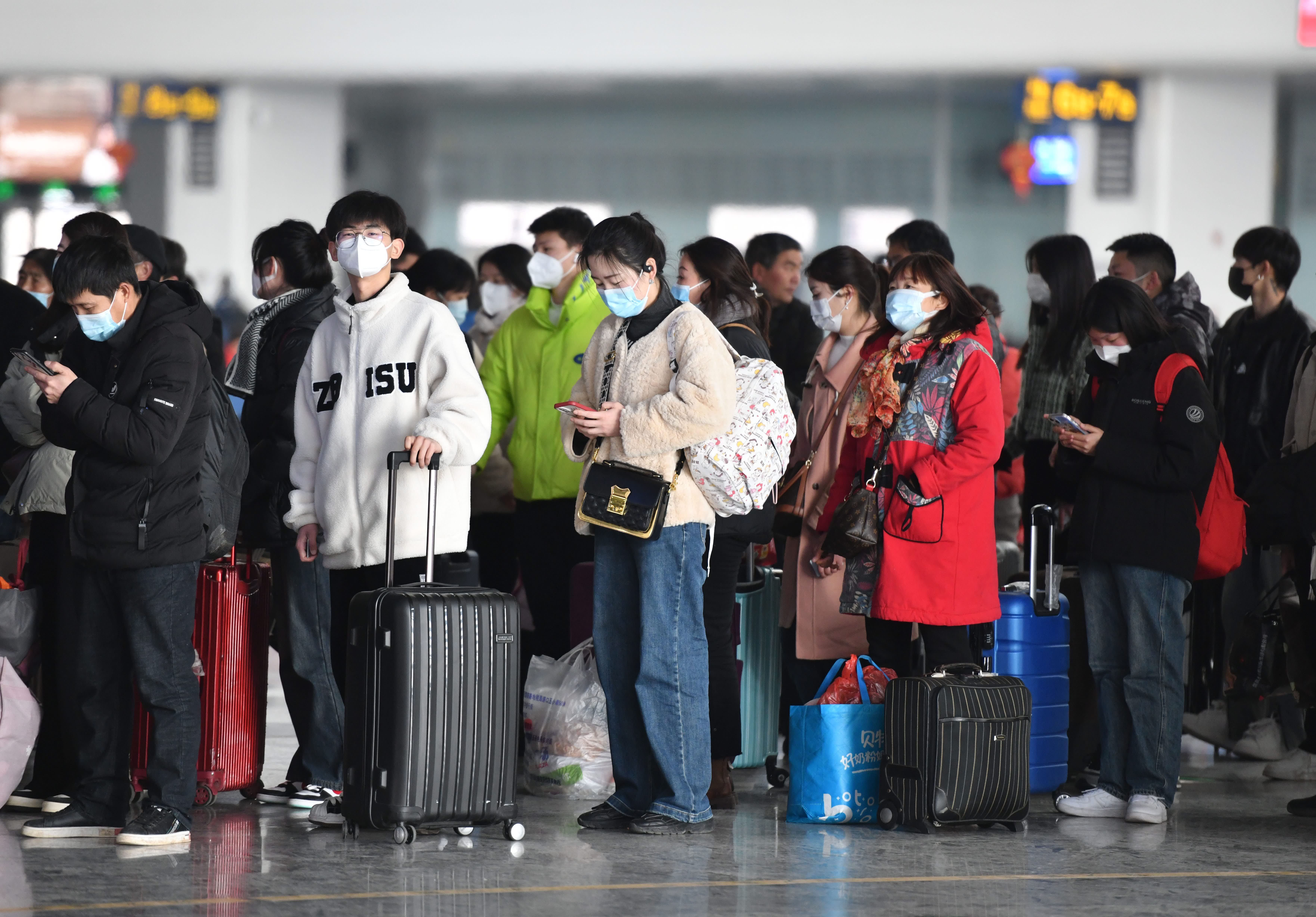 Last-minute trips are becoming more popular among cautious Chinese travelers as the economy struggles.