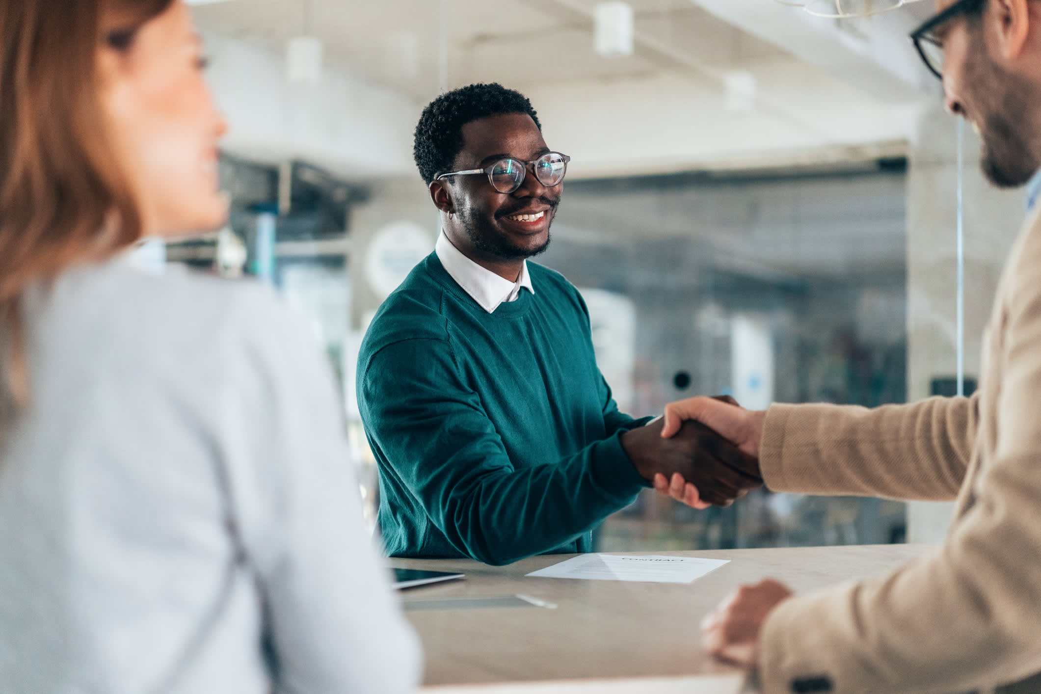 The hiring expert says that the popular interview question often causes confusion for candidates.
