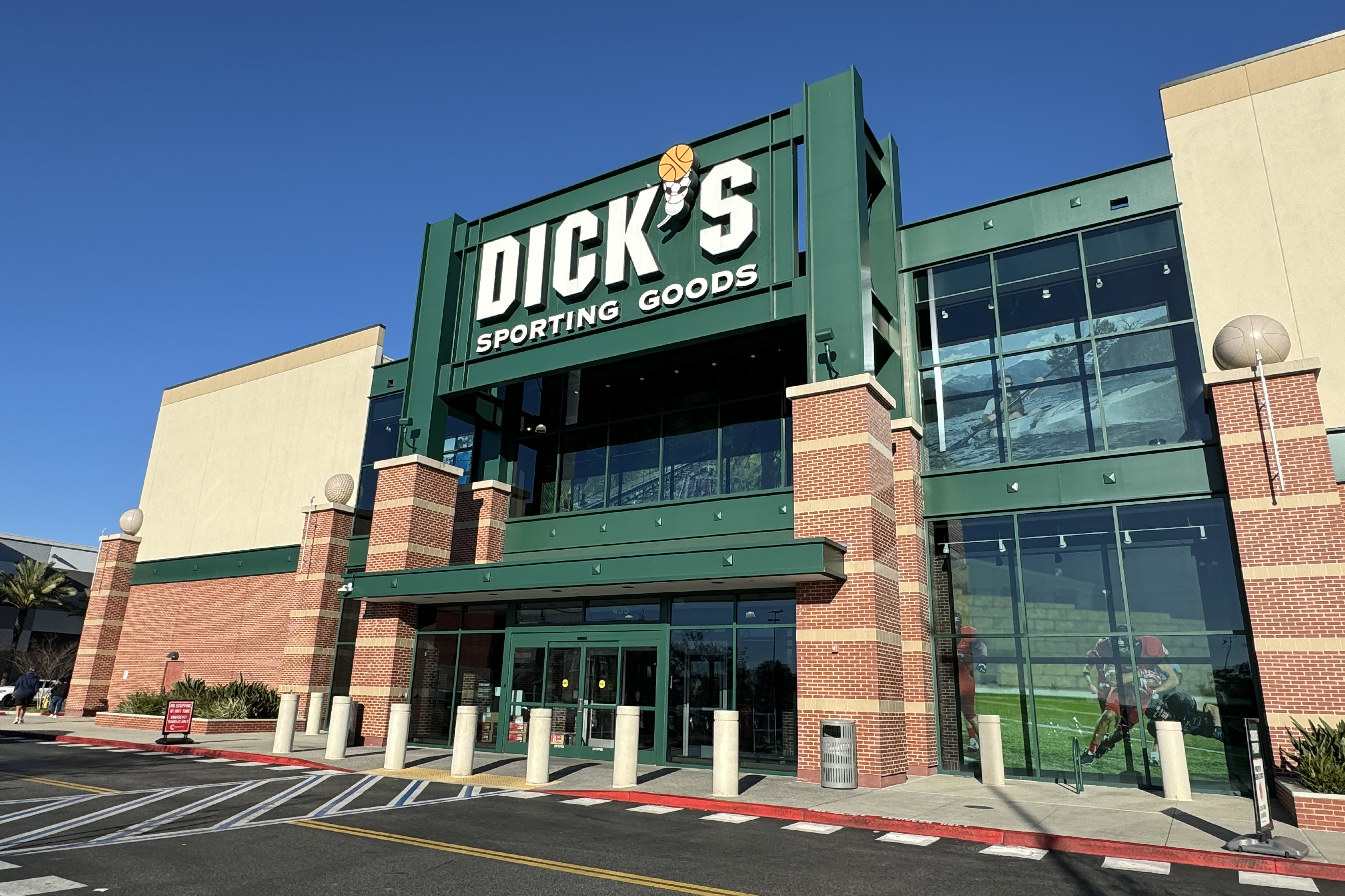 Despite exceeding earnings estimates, Dick's Sporting Goods provides cautious guidance for the 2024 election.