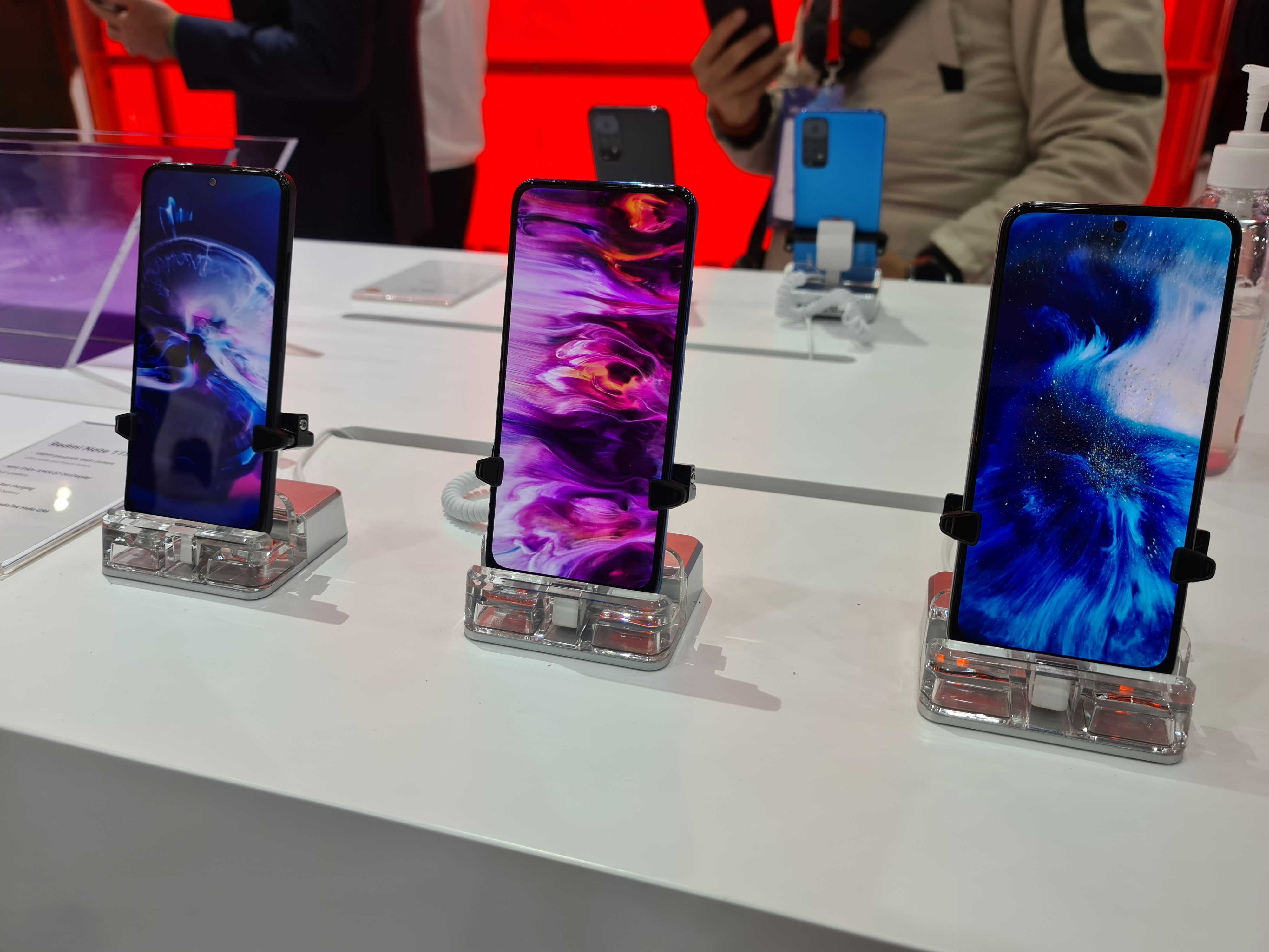 At MWC, Chinese smartphone competitors shine as Huawei is absent.