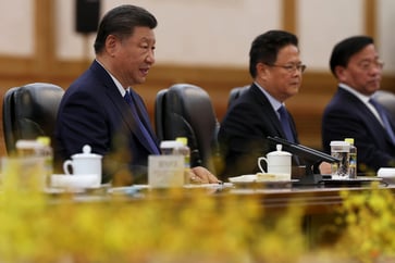 At the top agenda-setting meeting, China emphasizes its plans to increase growth.