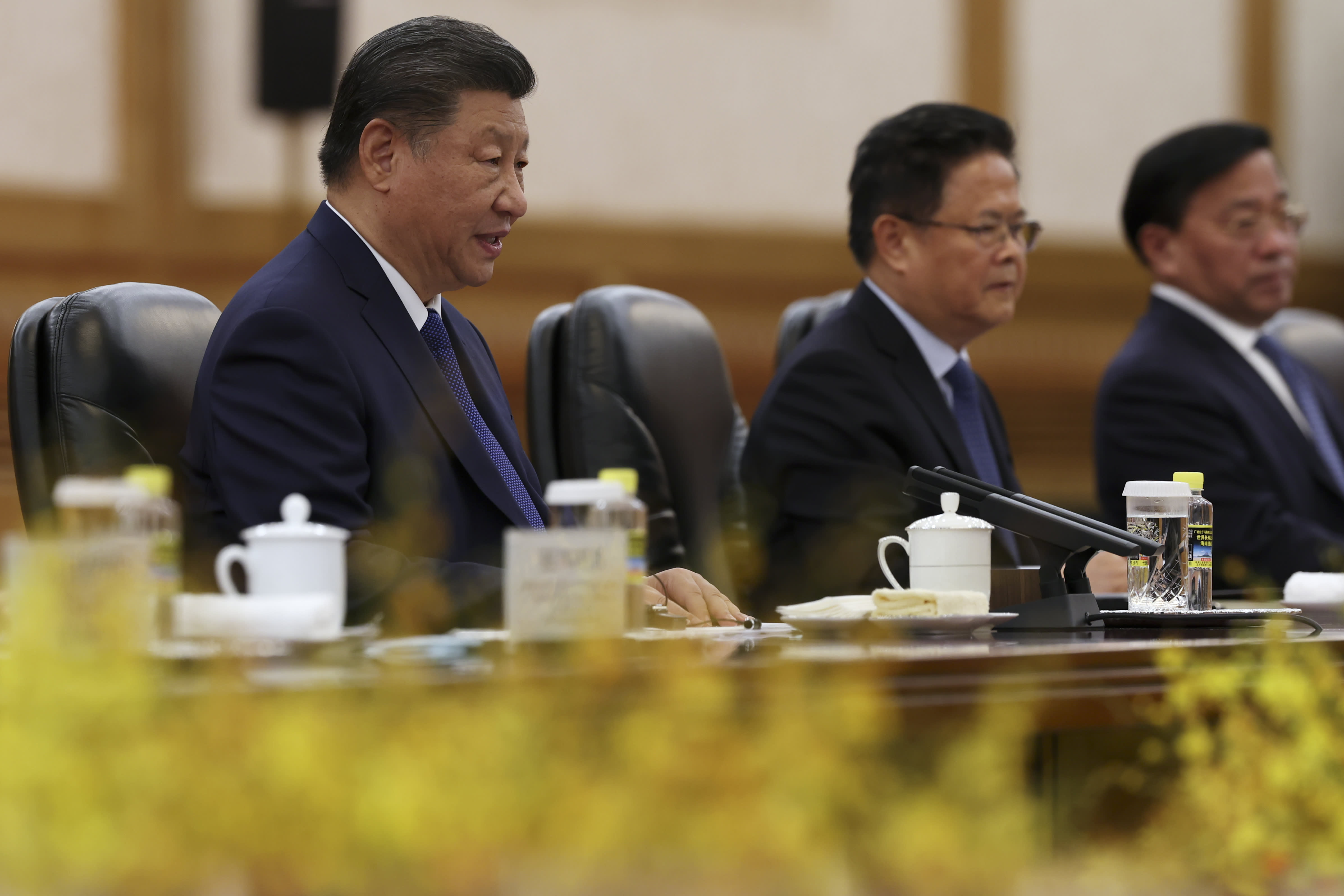 At the top agenda-setting meeting, China emphasizes its plans to increase growth.