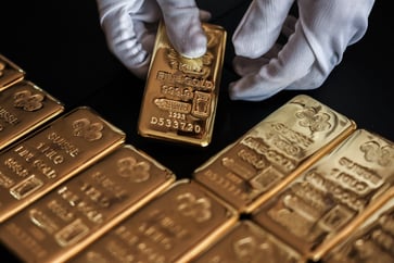 U.S. economy shows strength, causing gold to decline.