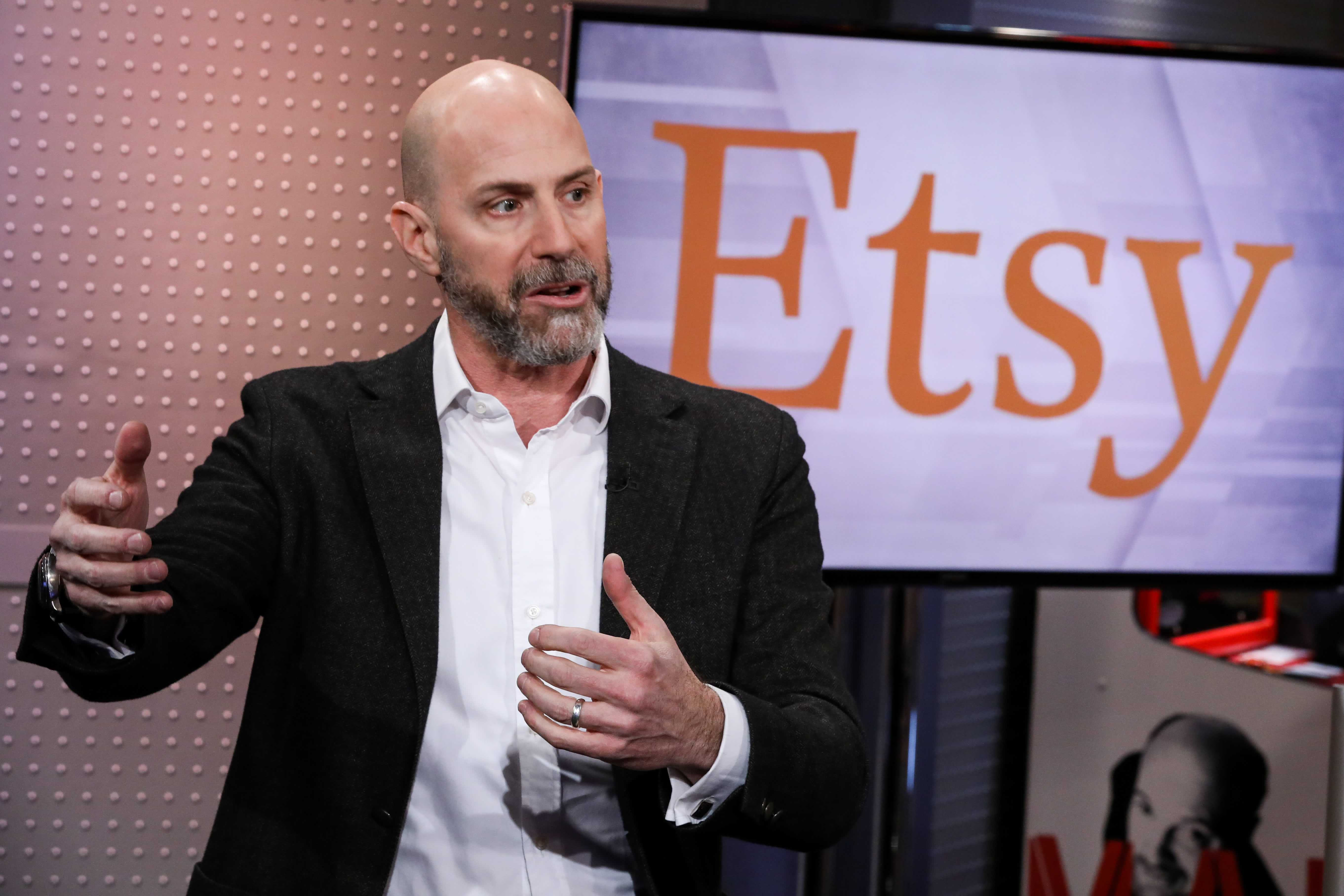 Etsy's stock price surges following the release of its fourth-quarter earnings report.