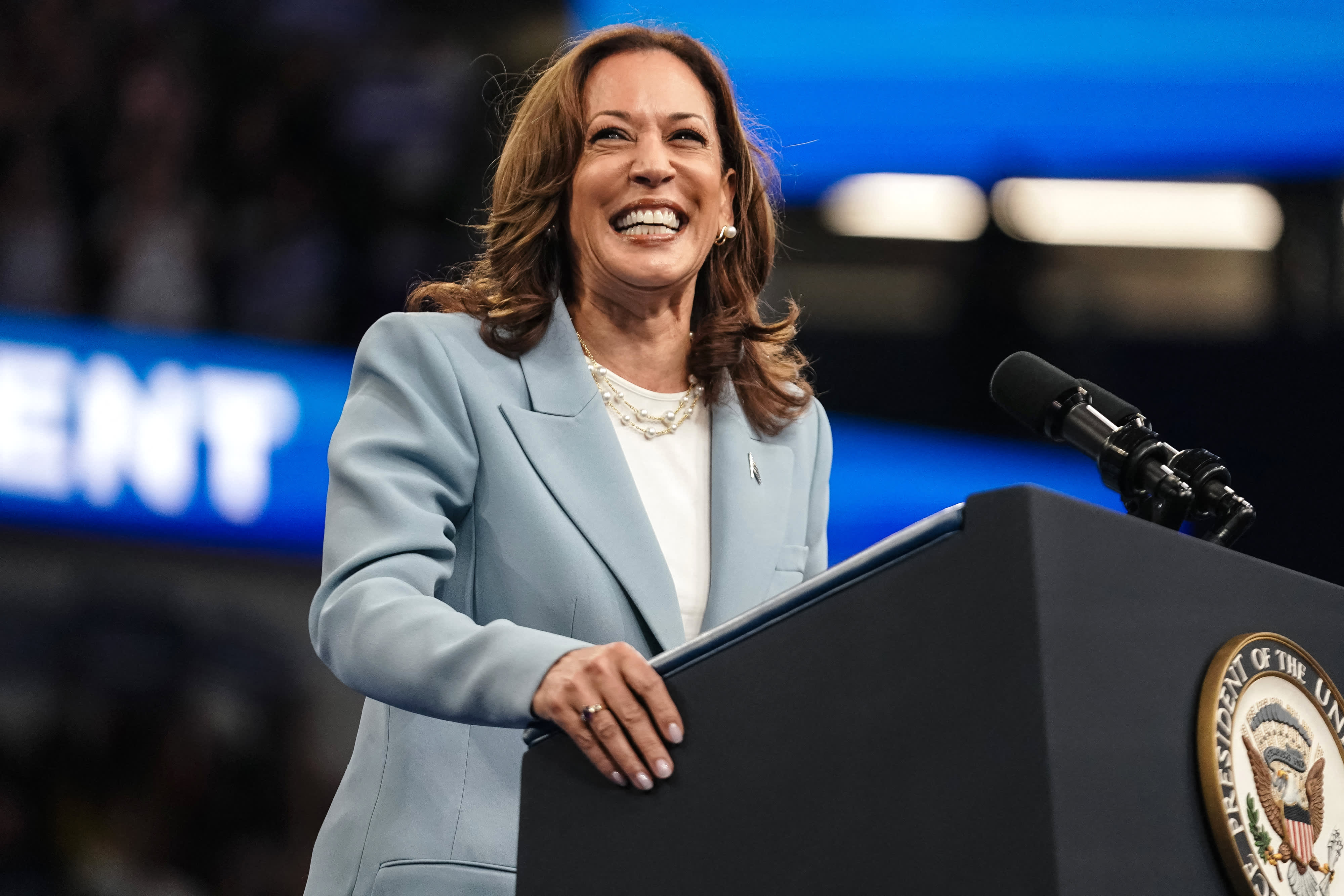 Over 100 VCs and tech executives back Kamala Harris in online pledge.