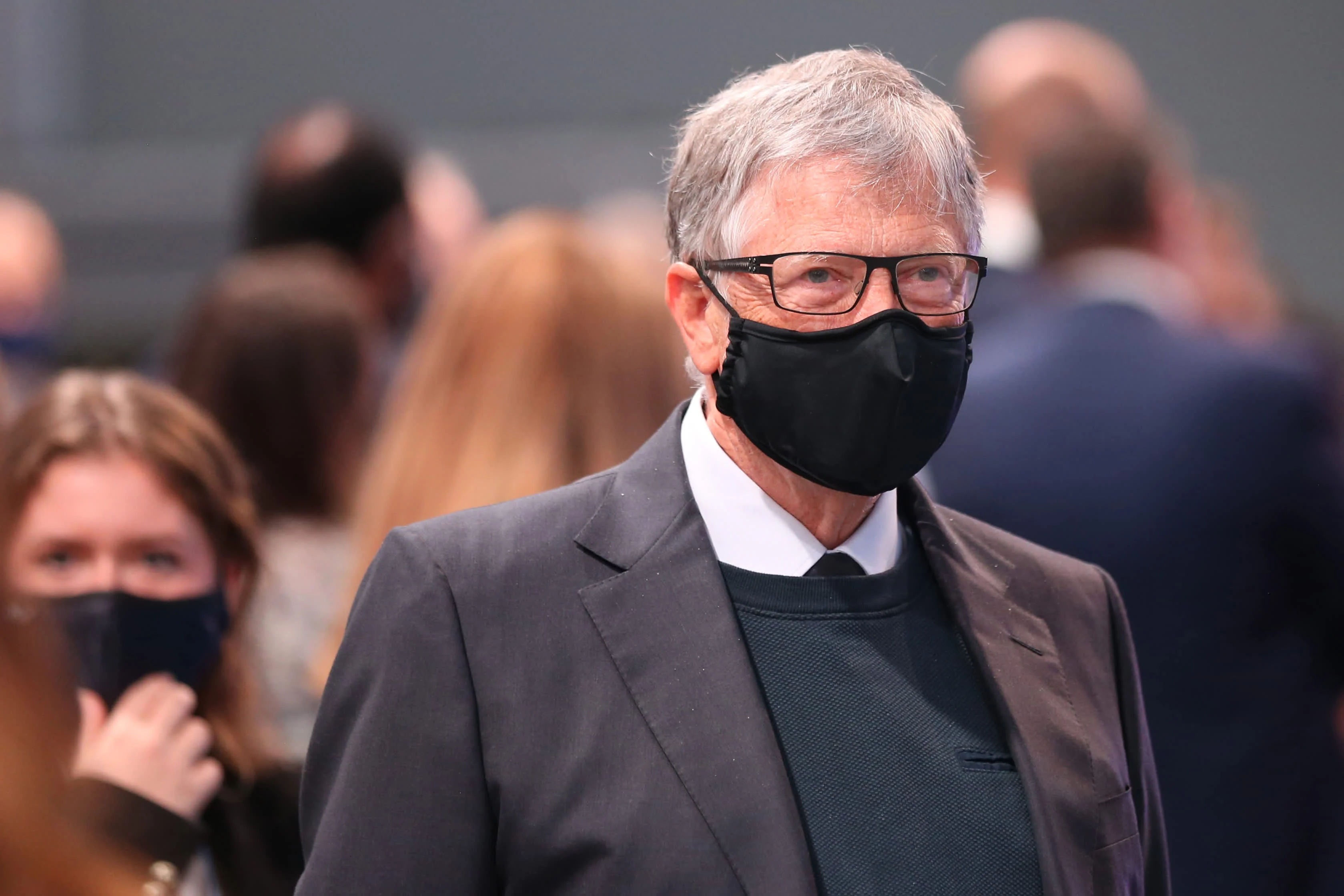 Bill Gates emphasizes the importance of wearing masks during a Covid outbreak, likening them to pants that must be put on.