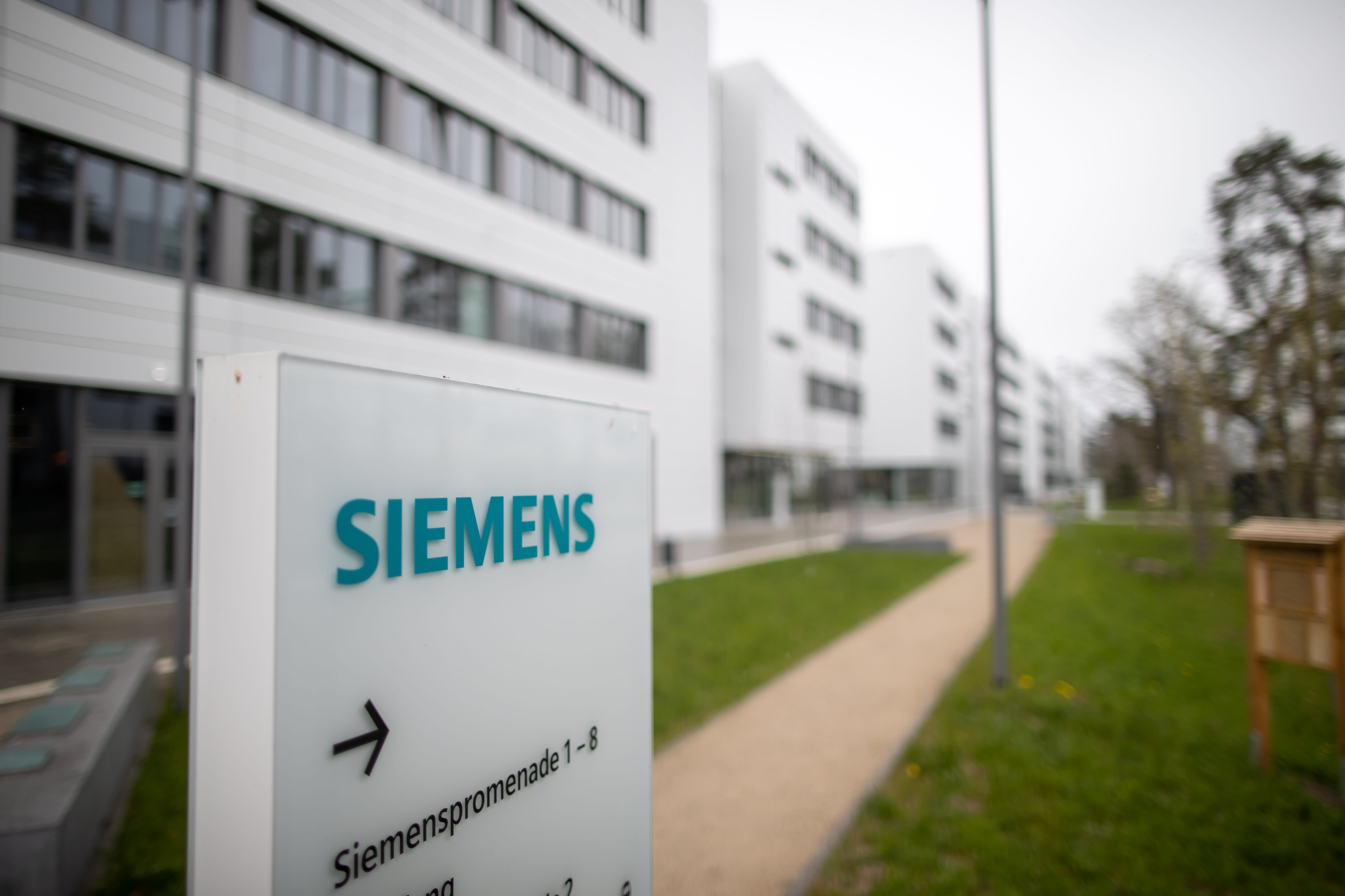 Despite a decline in digital sector orders, Siemens' profit exceeded expectations.