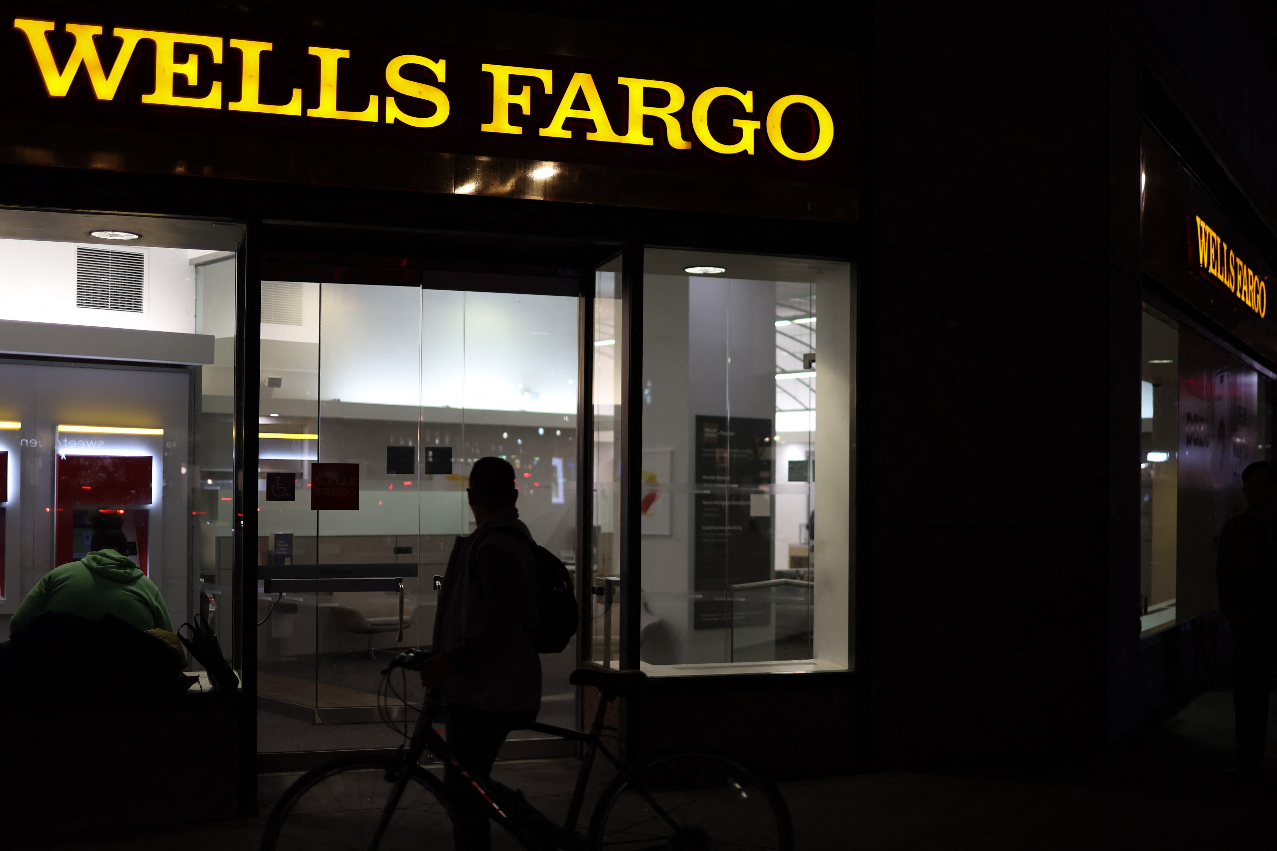 After beating earnings and providing strong 2025 guidance, Wells Fargo's shares experience a jump.