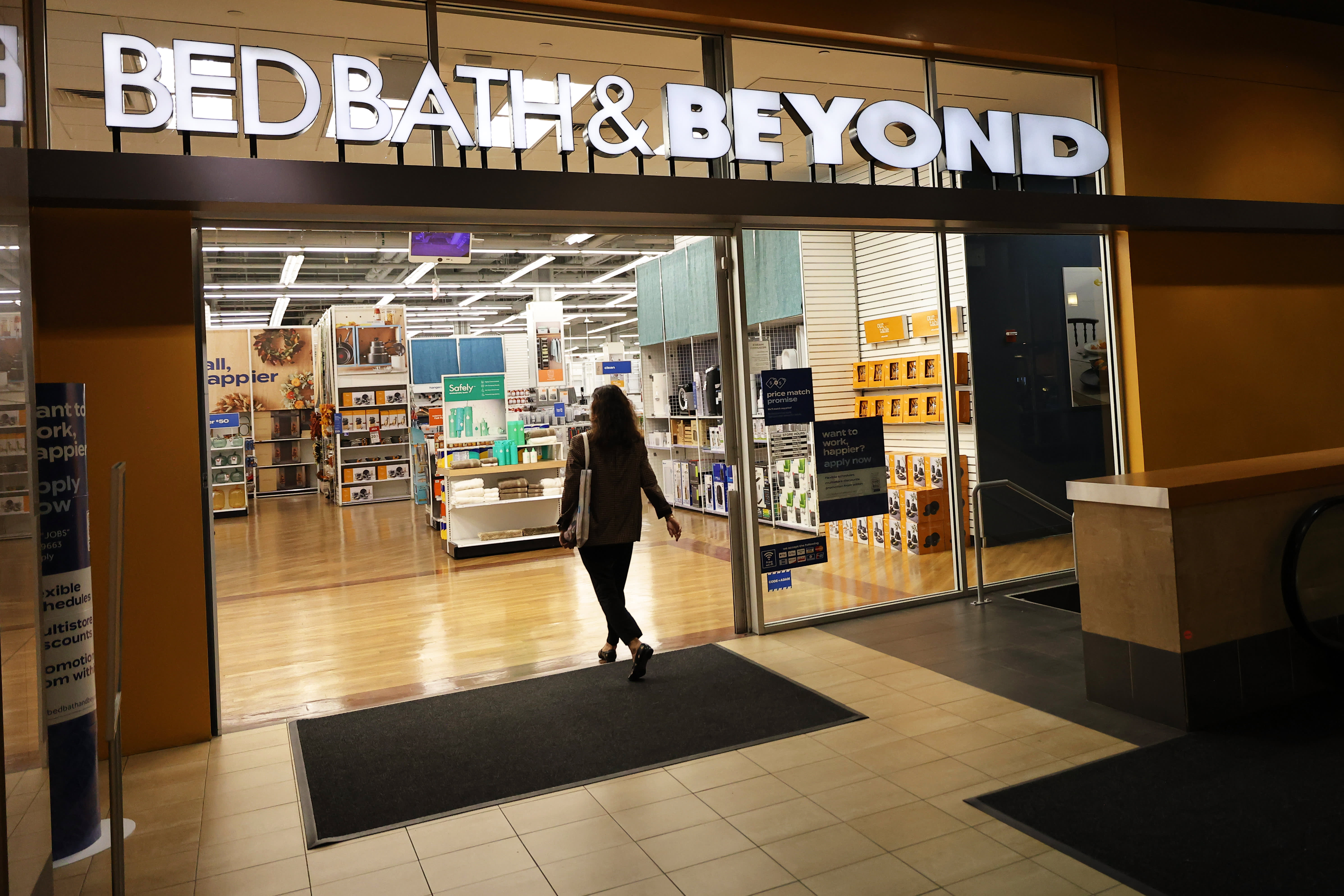 The largest stock price changes during the day were seen in Bed Bath & Beyond, United, PVH, and others.