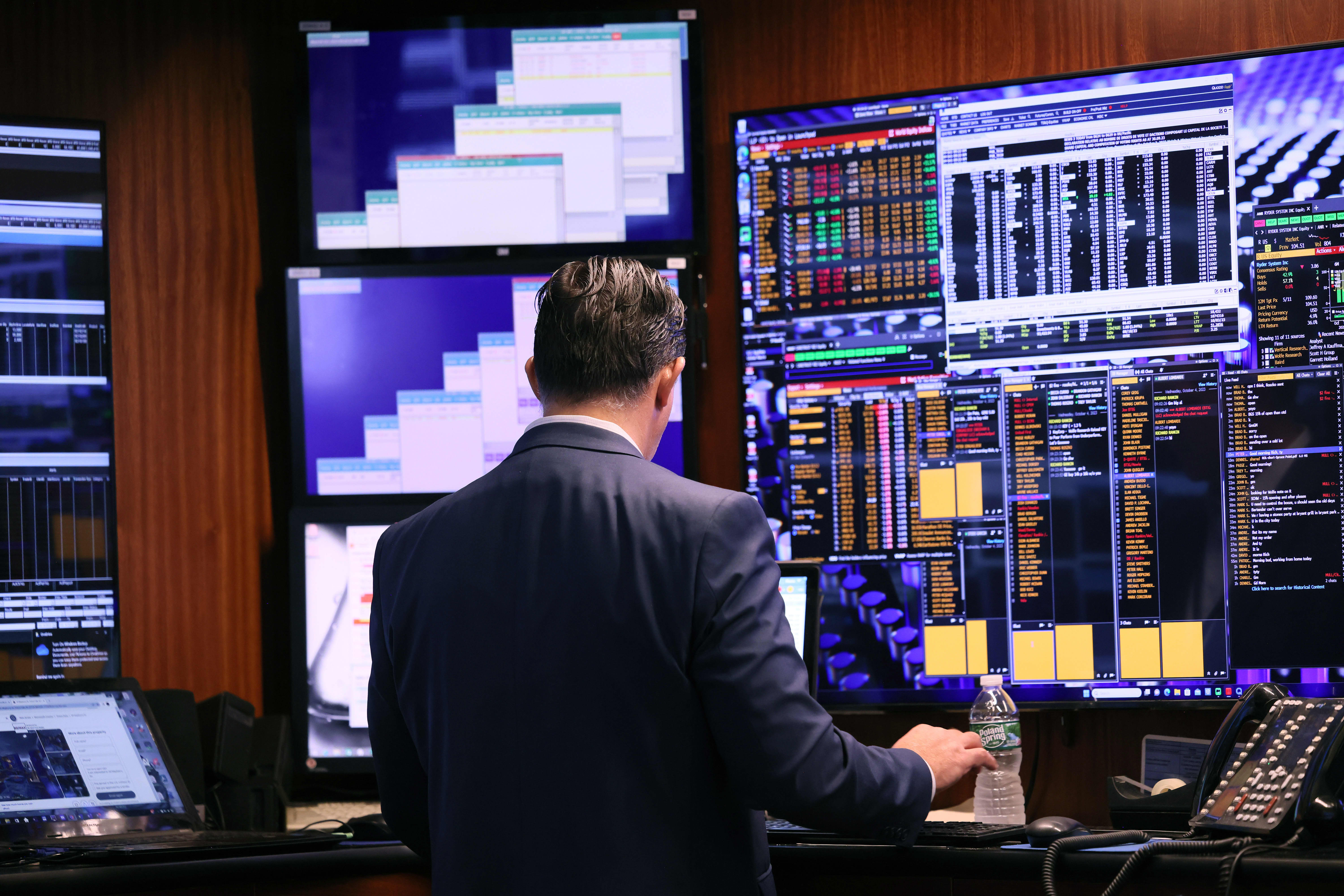 After the October payrolls report fails to meet expectations, Treasury yields plummet.