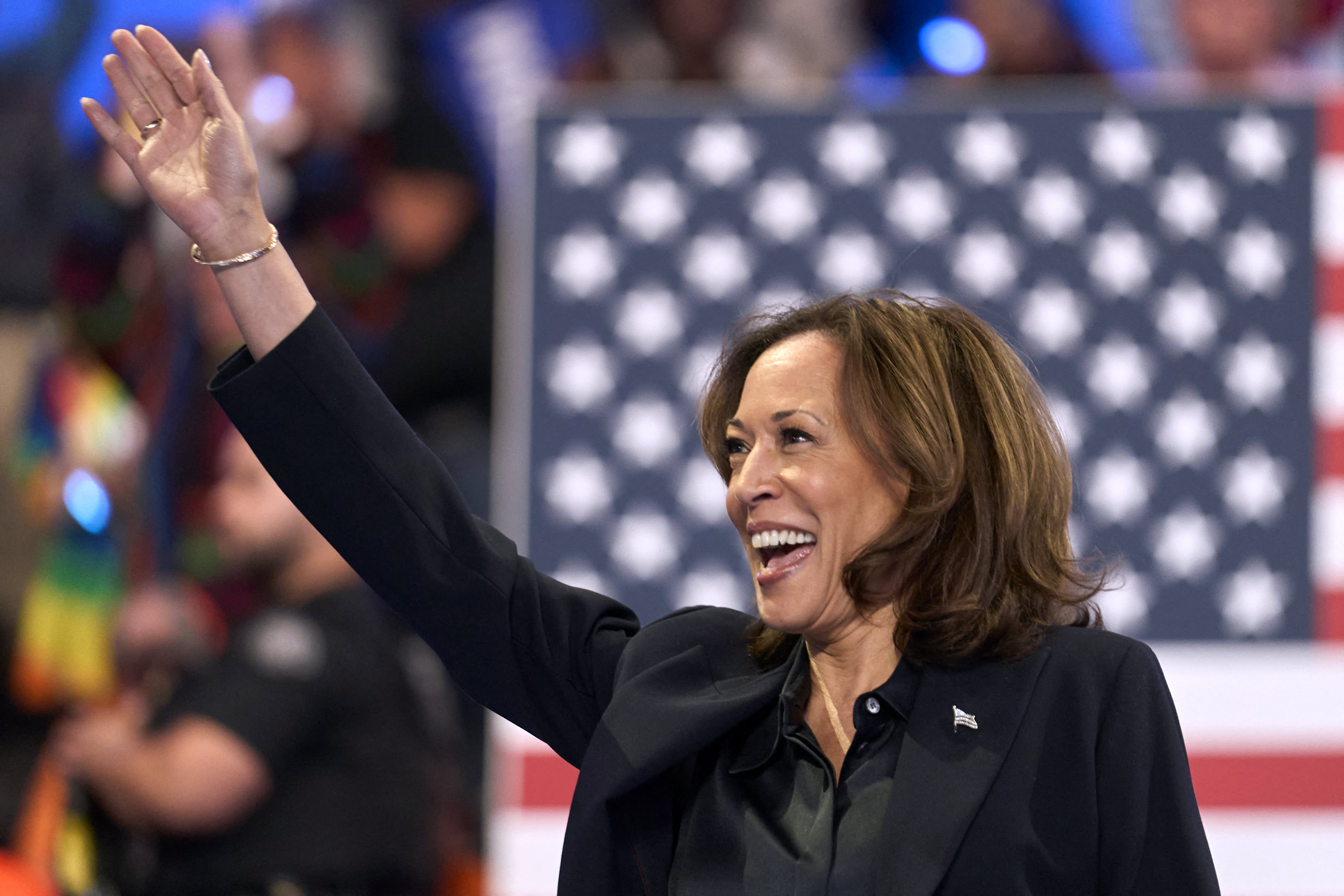 In a tense Fox News interview, Harris criticizes Trump while distancing herself from Biden.