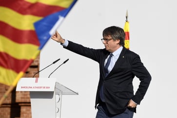 Carles Puigdemont, a Catalan separatist, returns to Spain after seven years, despite the possibility of arrest.