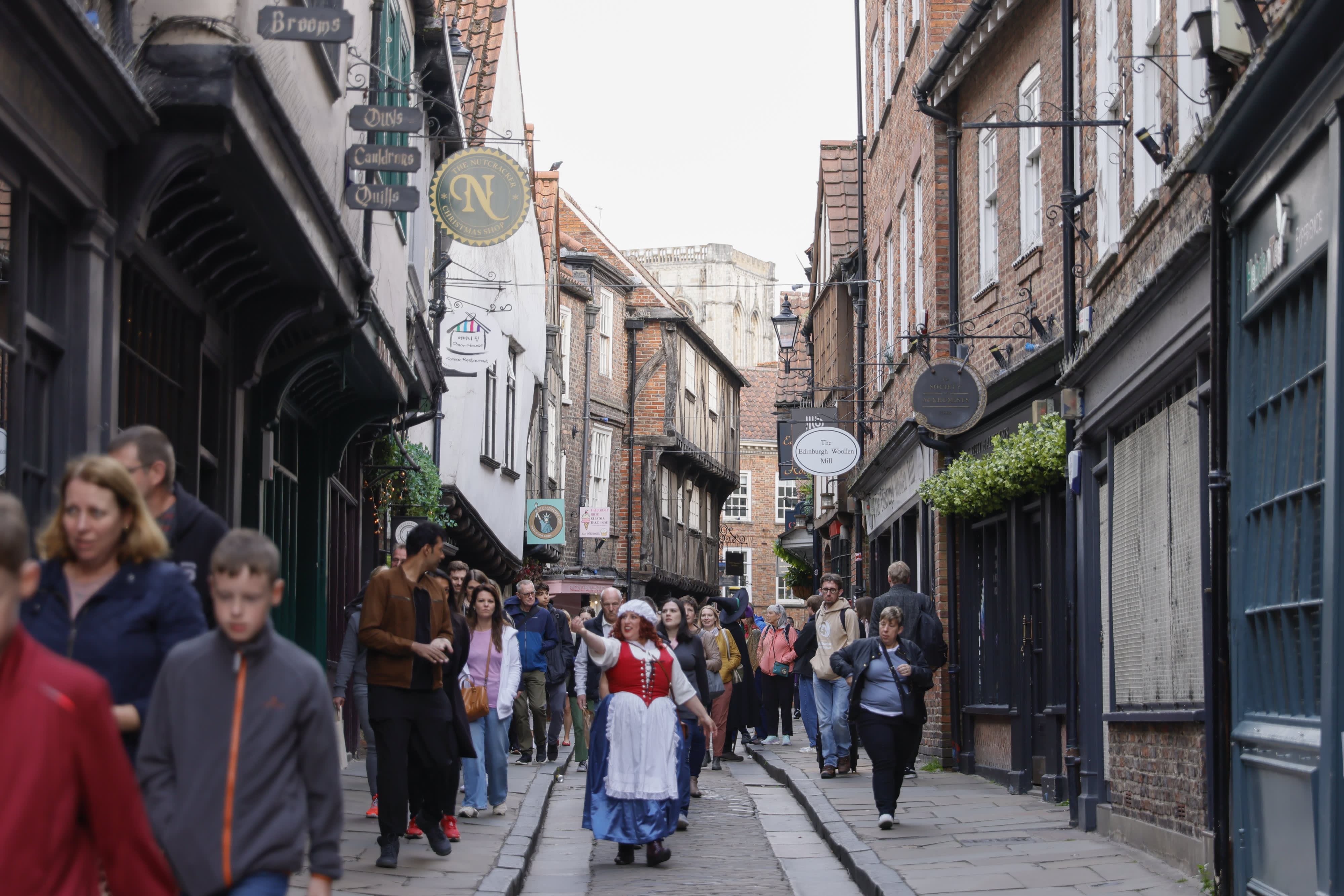 The UK economy's growth rate slows down in the second quarter, expanding only 0.6%.