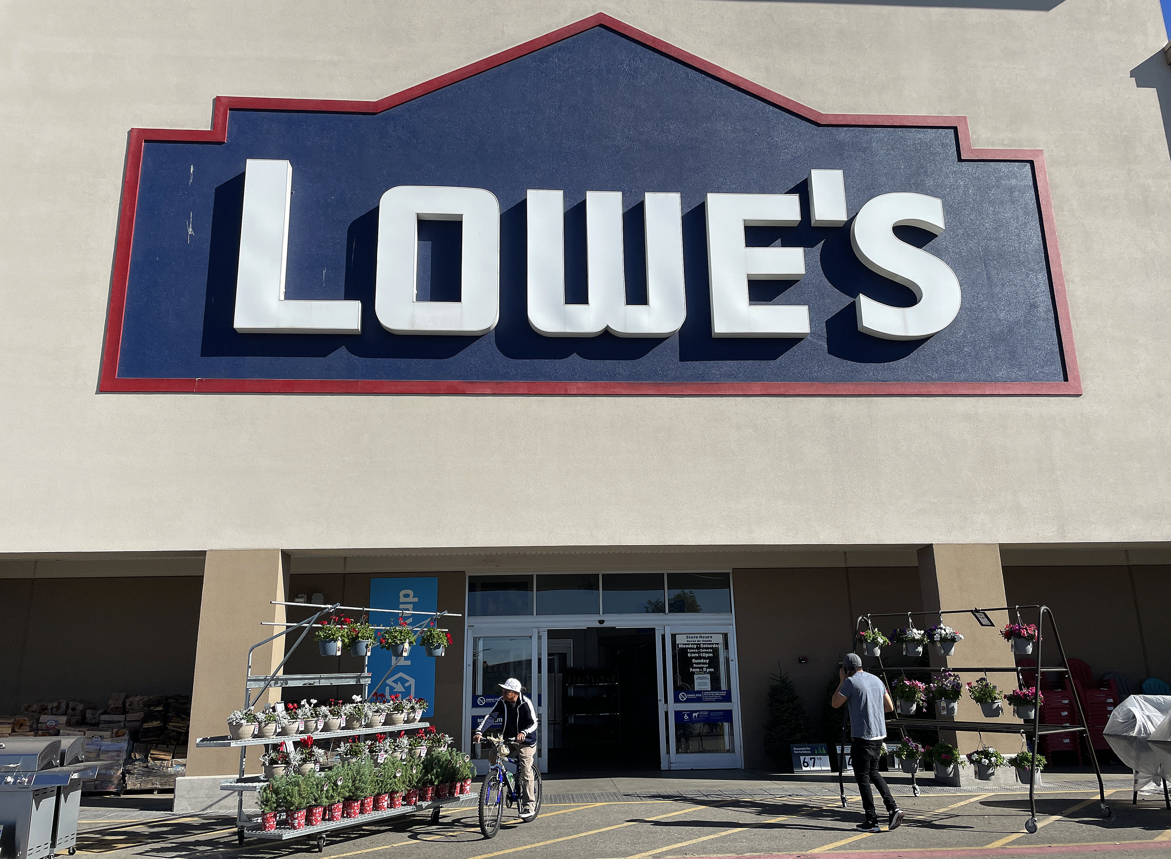 Despite a decline in consumer spending on DIY projects, Lowe's still manages to exceed earnings and revenue expectations.