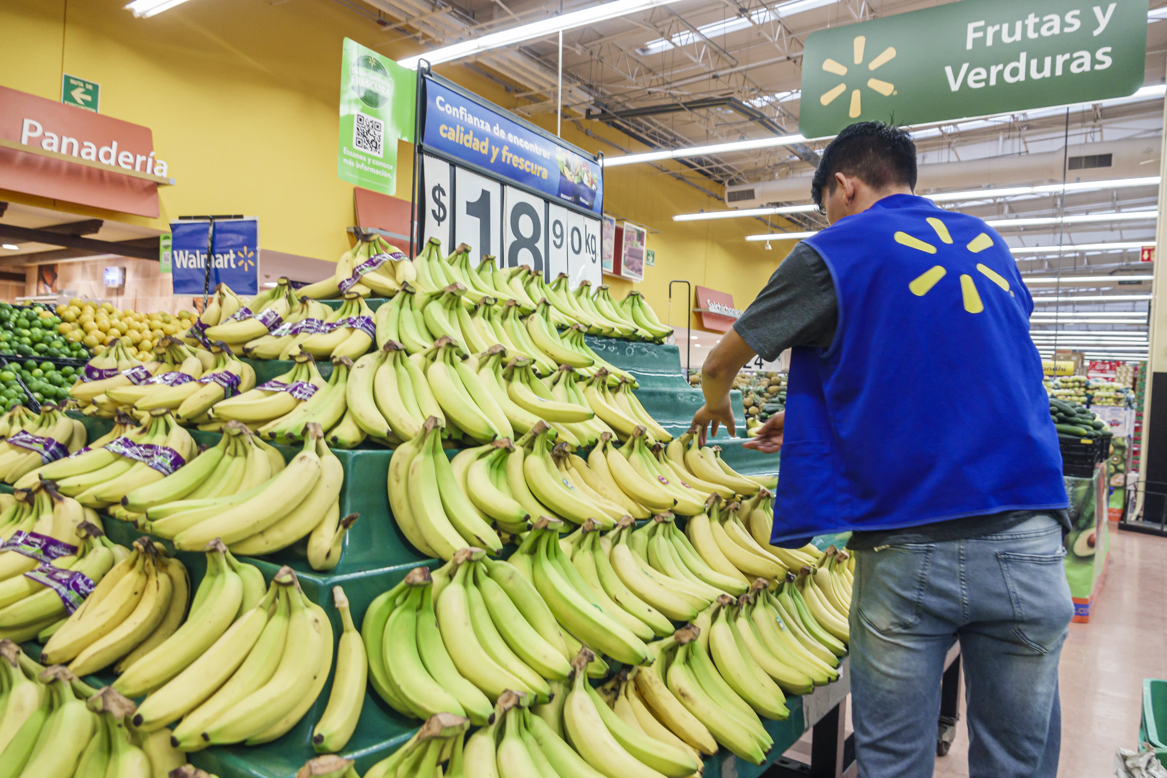 An AI system in Walmart stores is now providing employees with guidance on selling products before it's too late.
