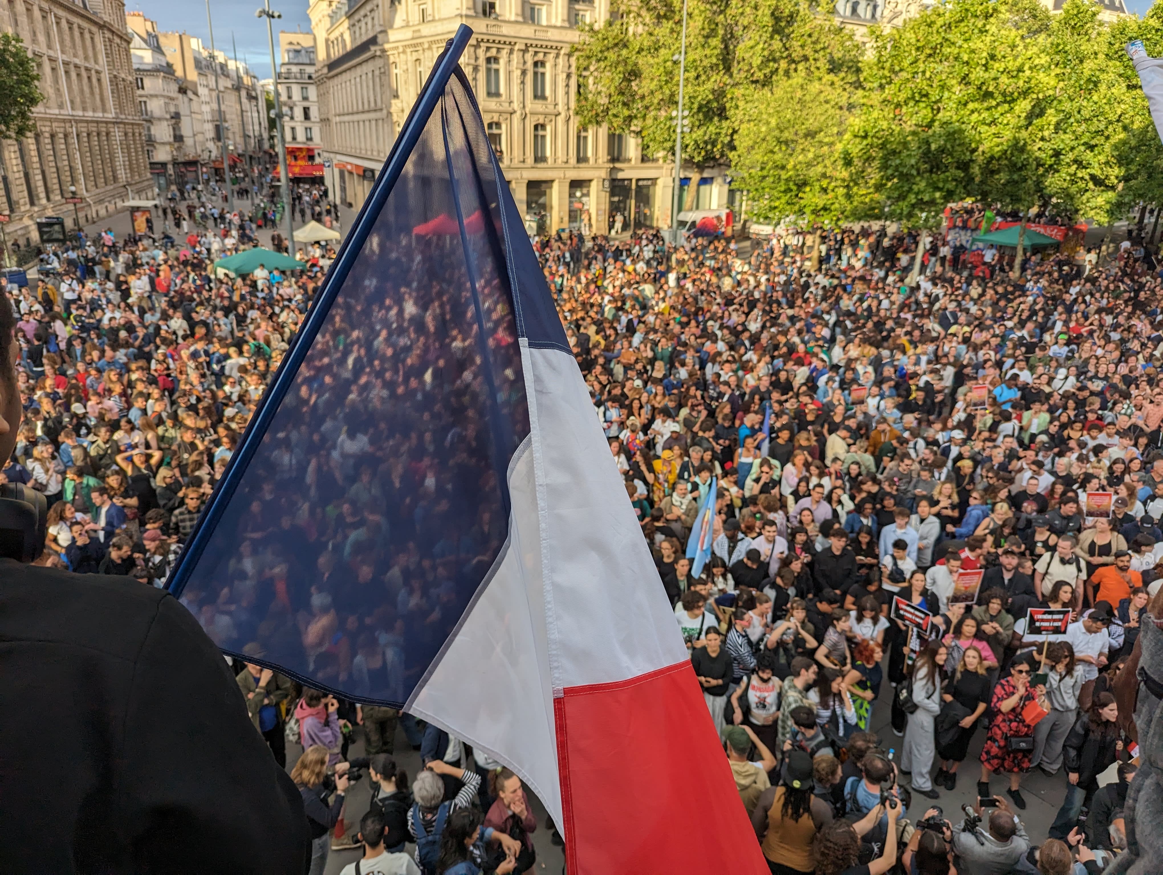 European markets begin with mixed sentiment due to France's unclear political landscape.